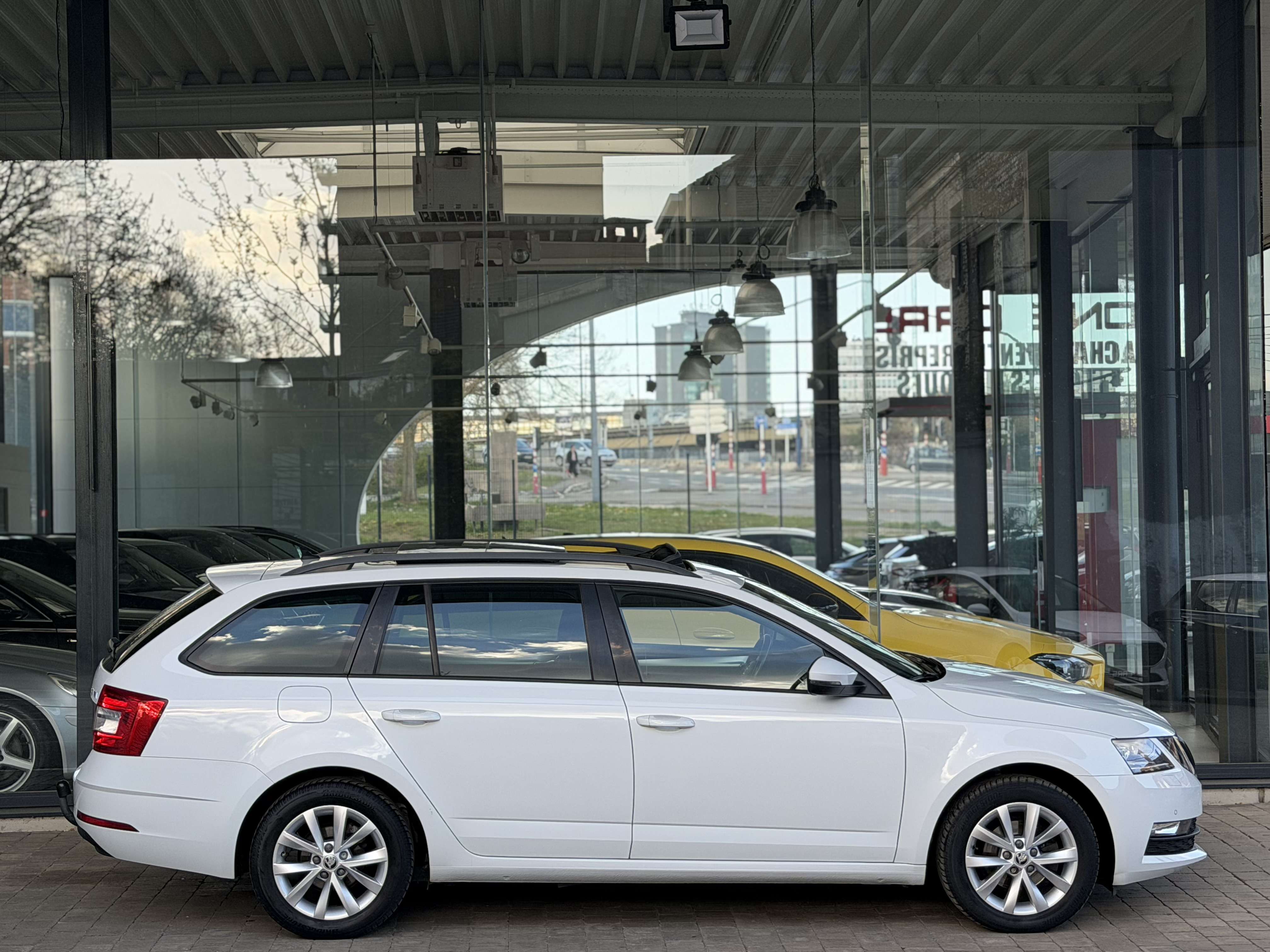Skoda Octavia AUTOMATIQUE 1.6 TDi CARPLAY-TOIT PANO-GPS-BIXENON-