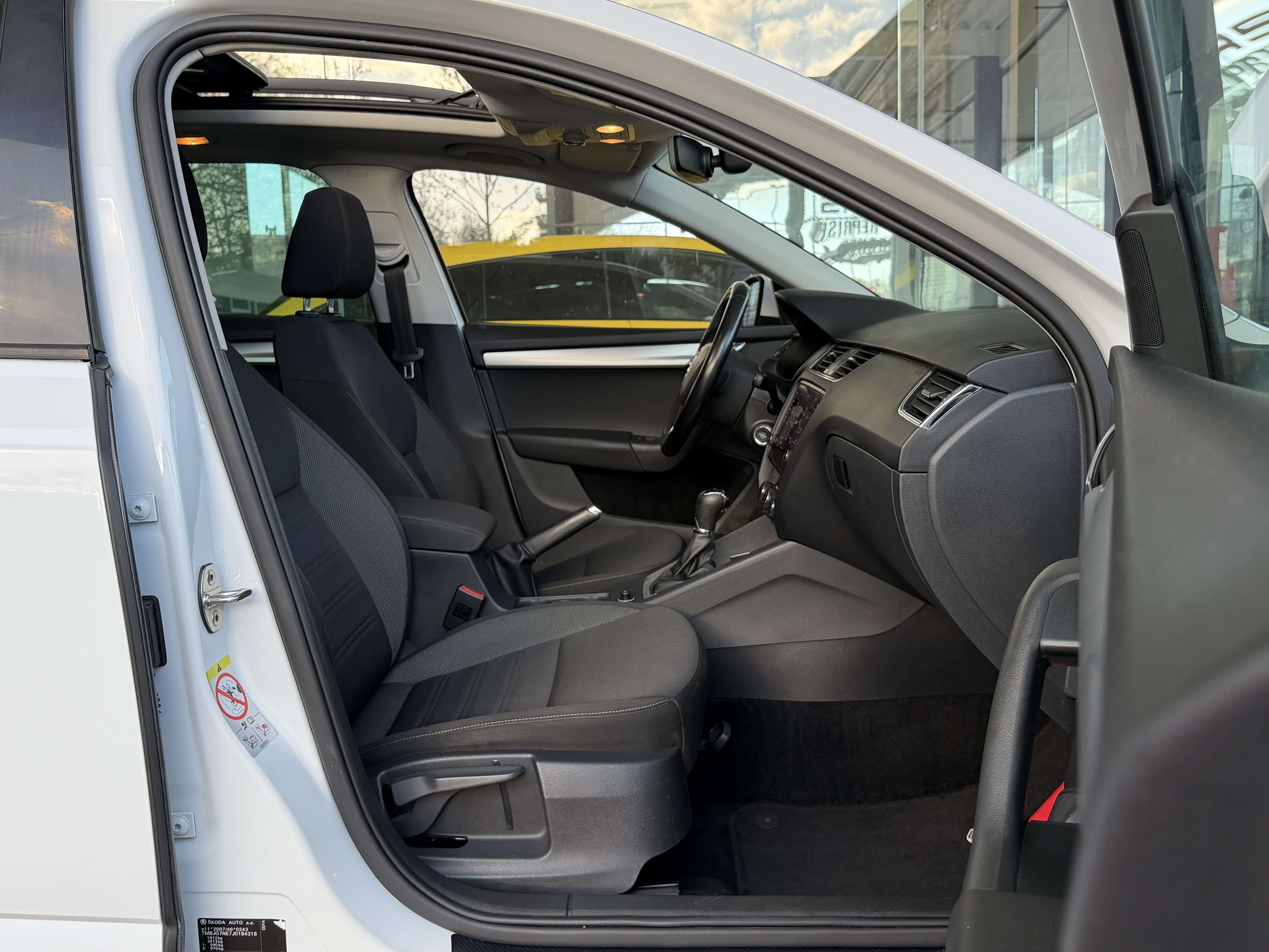 Skoda Octavia AUTOMATIQUE 1.6 TDi CARPLAY-TOIT PANO-GPS-BIXENON-