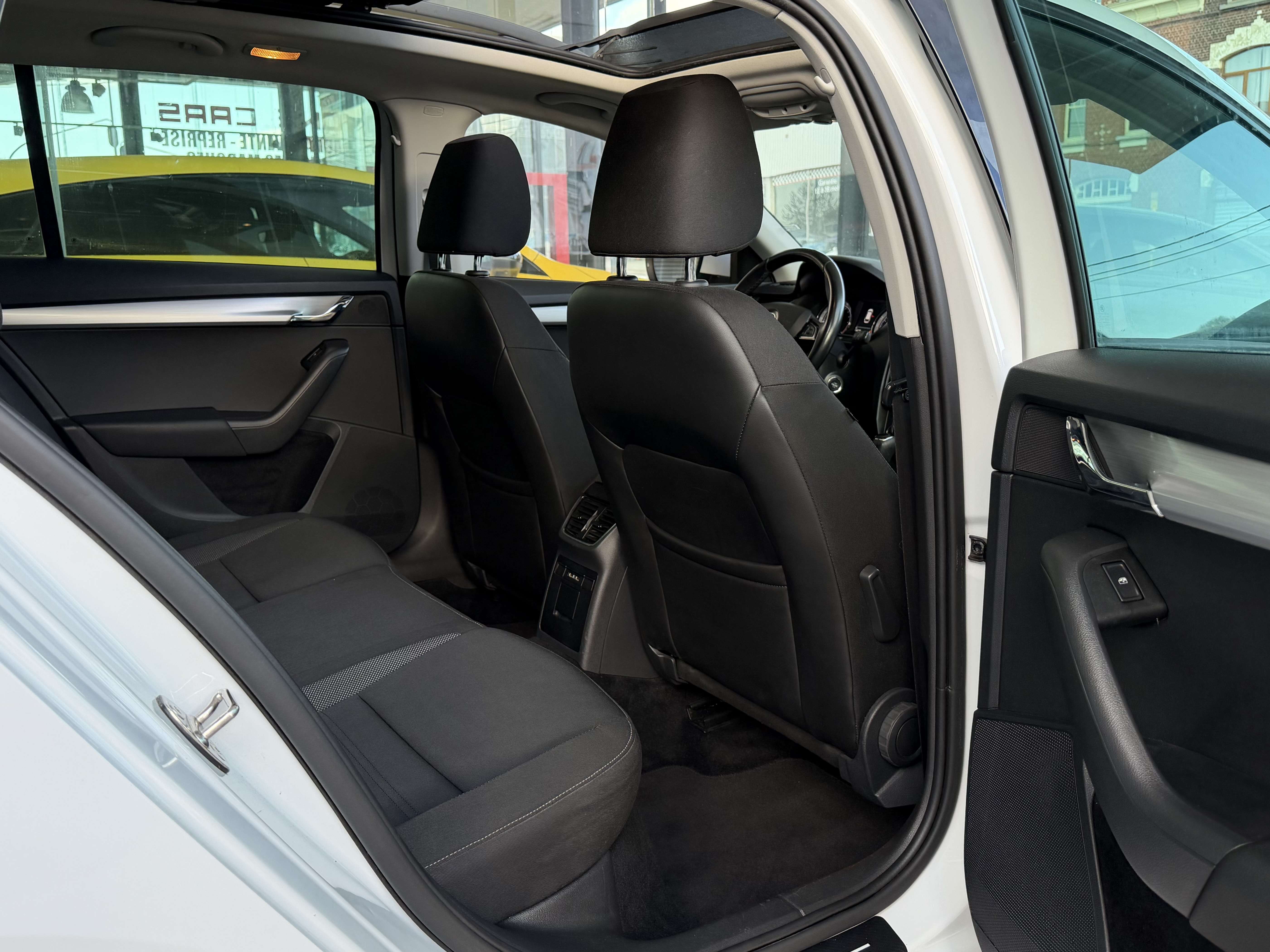 Skoda Octavia AUTOMATIQUE 1.6 TDi CARPLAY-TOIT PANO-GPS-BIXENON-