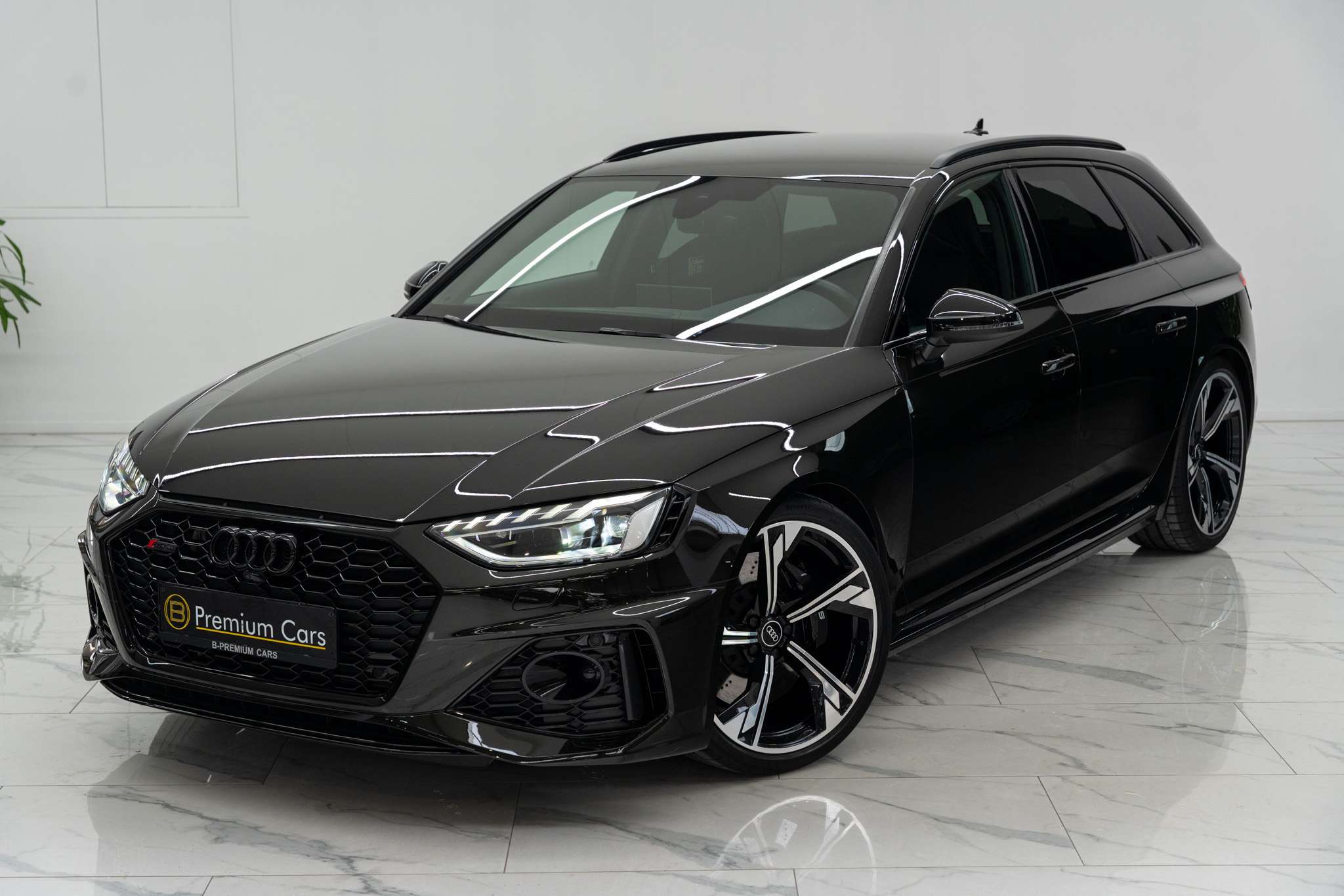 Audi RS4 Avant Quattro Exclusive! Dark Olive Green! Lichte vracht! Massage!