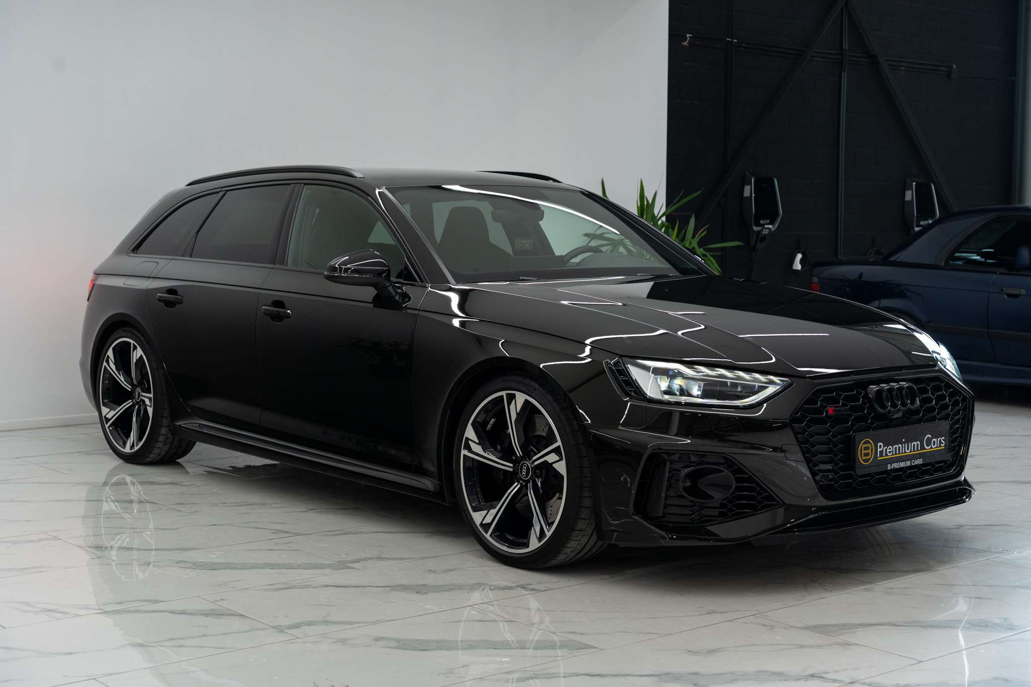 Audi RS4 Avant Quattro Exclusive! Dark Olive Green! Lichte vracht! Massage!