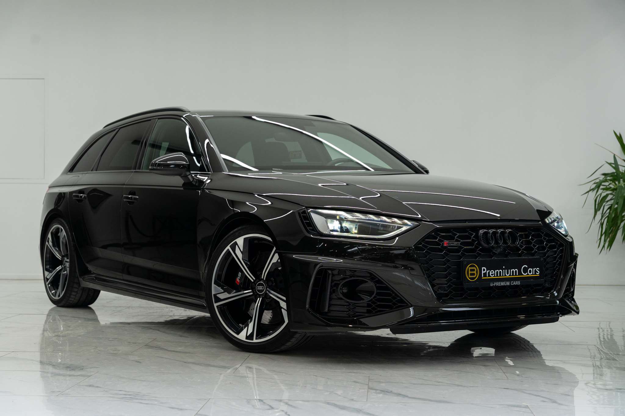 Audi RS4 Avant Quattro Exclusive! Dark Olive Green! Lichte vracht! Massage!