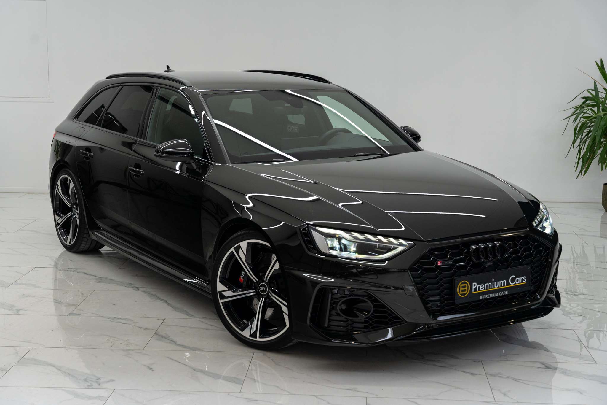 Audi RS4 Avant Quattro Exclusive! Dark Olive Green! Lichte vracht! Massage!