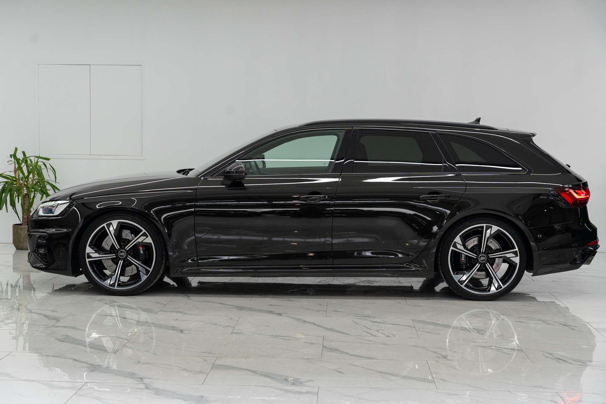 Audi RS4 Avant Quattro Exclusive! Dark Olive Green! Lichte vracht! Massage!