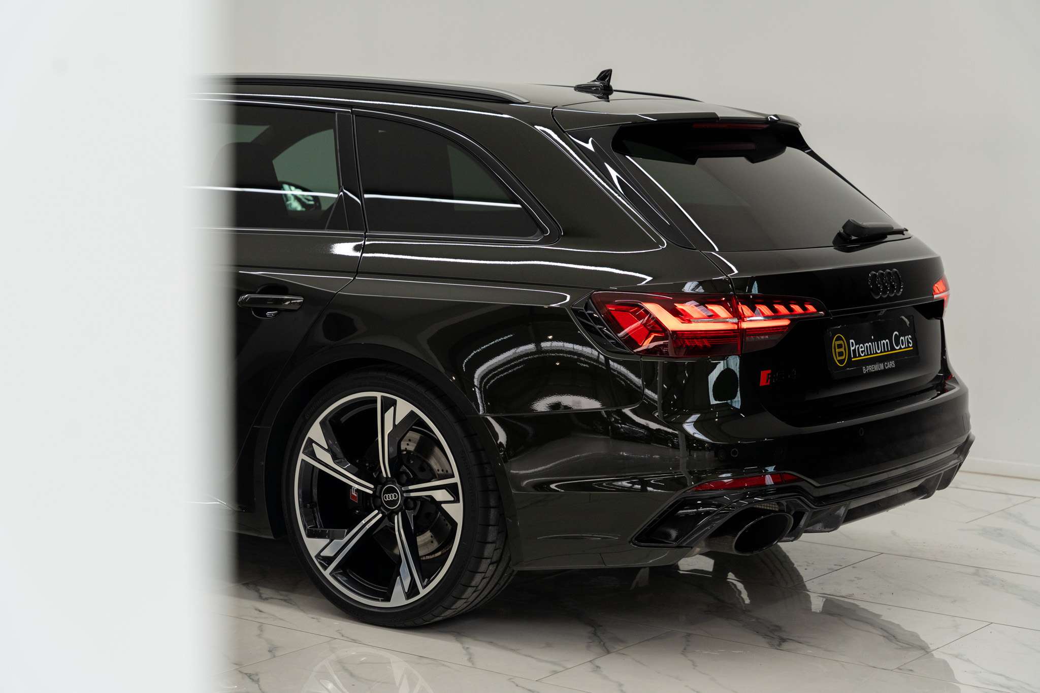Audi RS4 Avant Quattro Exclusive! Dark Olive Green! Lichte vracht! Massage!