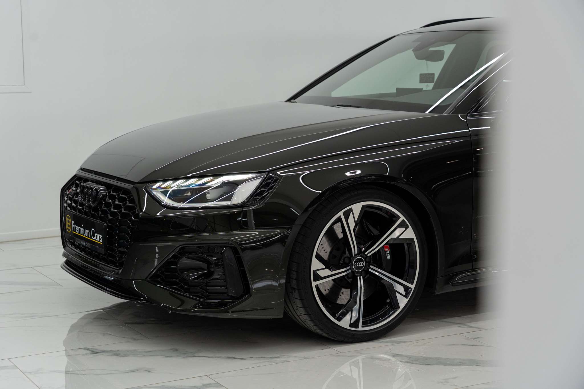 Audi RS4 Avant Quattro Exclusive! Dark Olive Green! Lichte vracht! Massage!