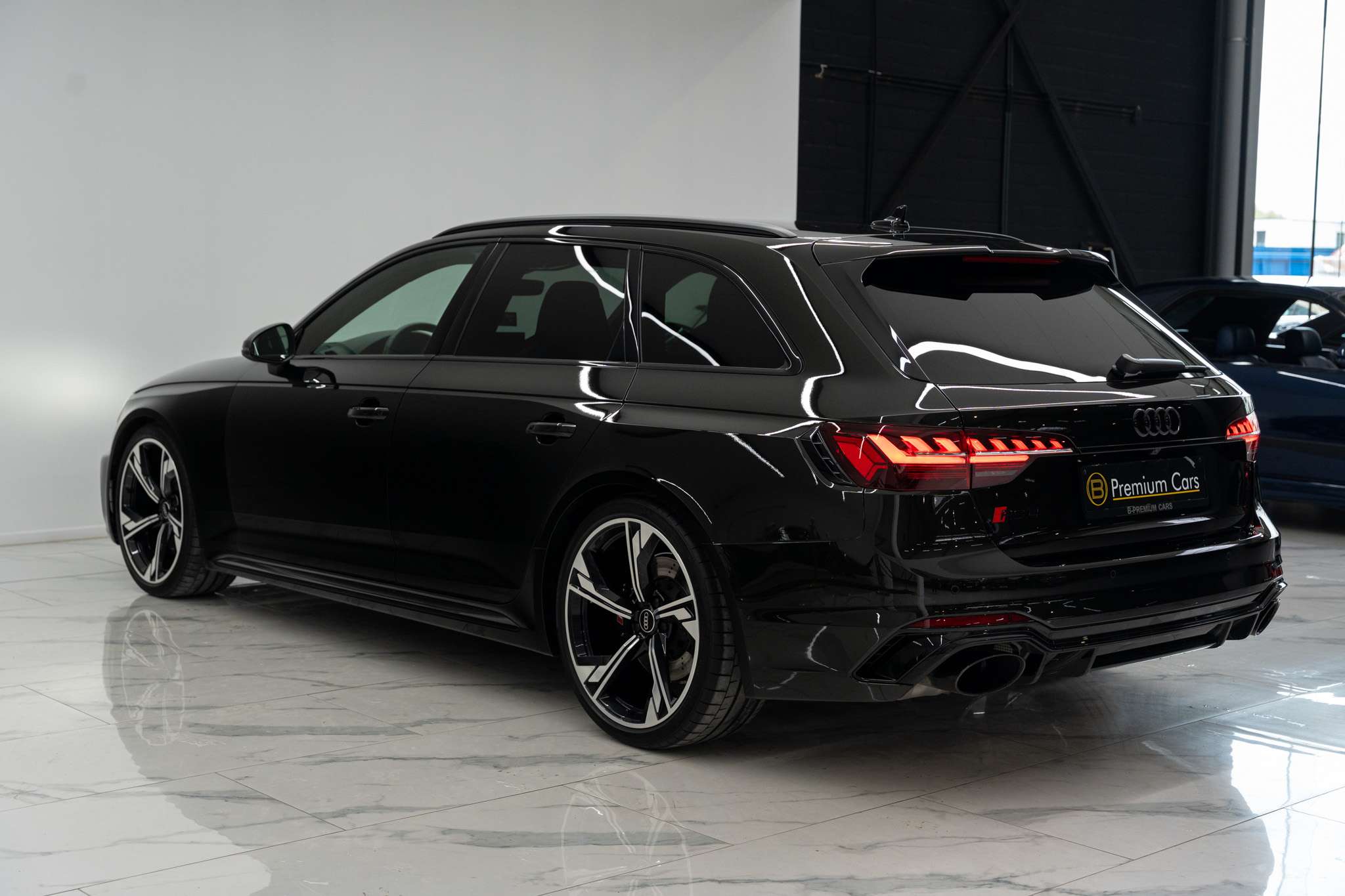 Audi RS4 Avant Quattro Exclusive! Dark Olive Green! Lichte vracht! Massage!