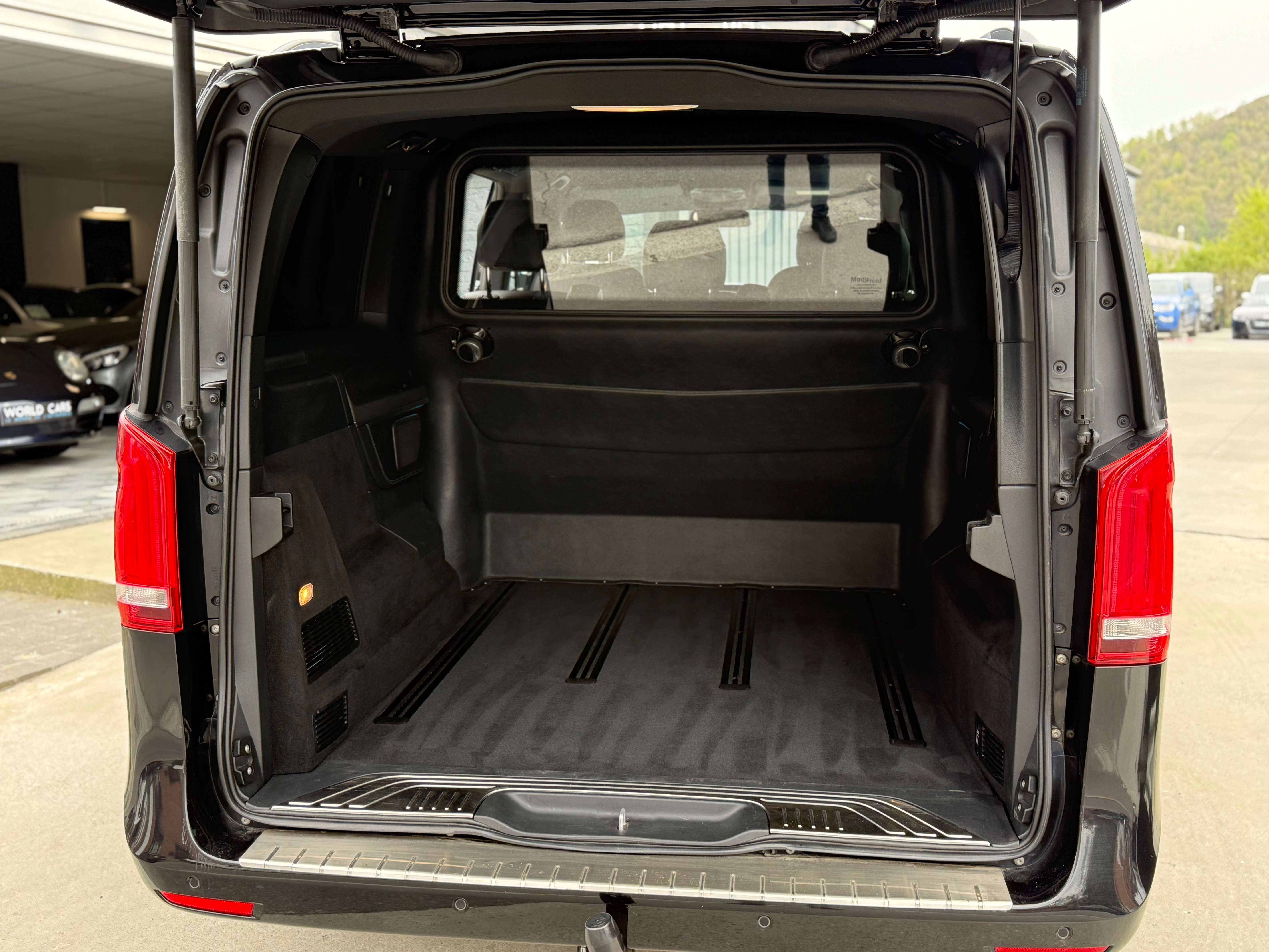 Mercedes-Benz V 250 d AVANTGARDE PACK AMG - TVAC*BTWIN - NAVIGATION - CAMERA - LINE ASS. - XENON - DRIVE SELECT - SIDE ASSIST. - FULL OPTION