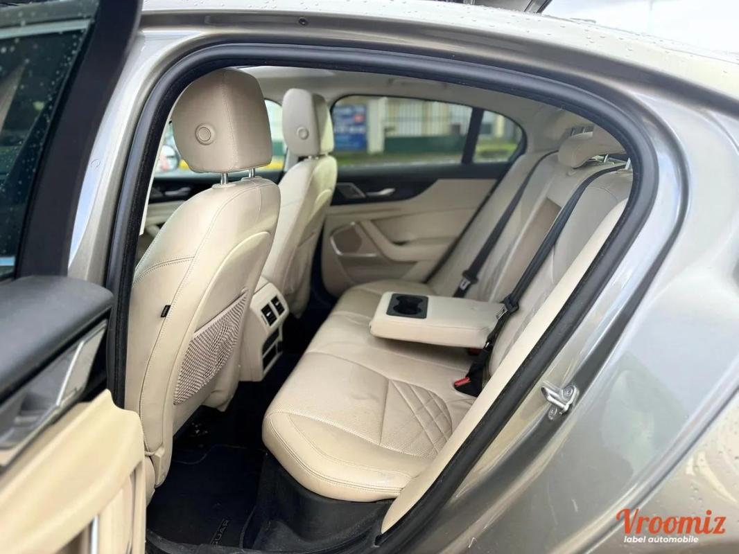 Jaguar Xe D180 HSE STANDARD AUTO 4WD TOIT OUVRANT 13325HT