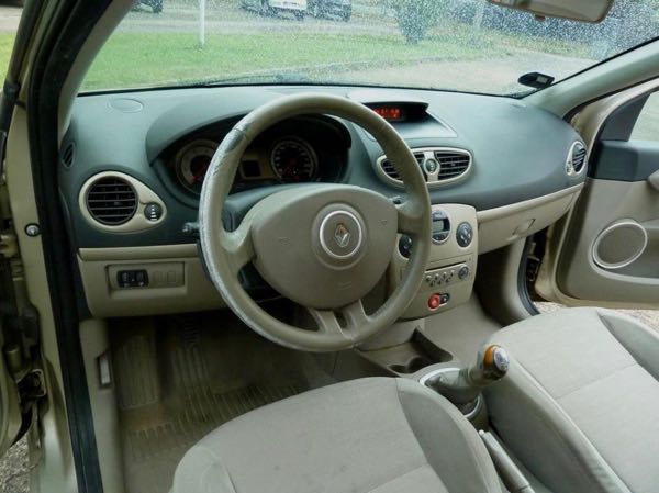 Renault Clio RENAULT CLIO 3 III 1.6 16v 88ch privilège Essence