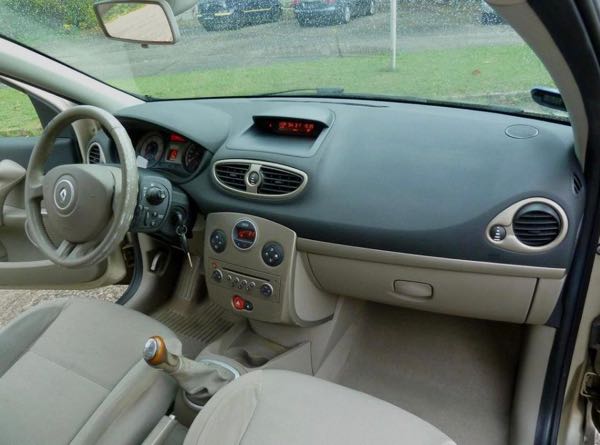 Renault Clio RENAULT CLIO 3 III 1.6 16v 88ch privilège Essence