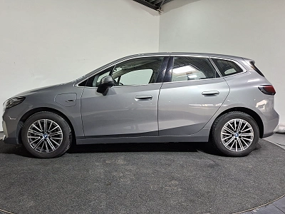 BMW 225 225E XDRIVE | 2 JAAR GRATIS ONDERHOUD | HYBRIDE | AUTOMAAT | LEDER | NAVIGATIE | LED