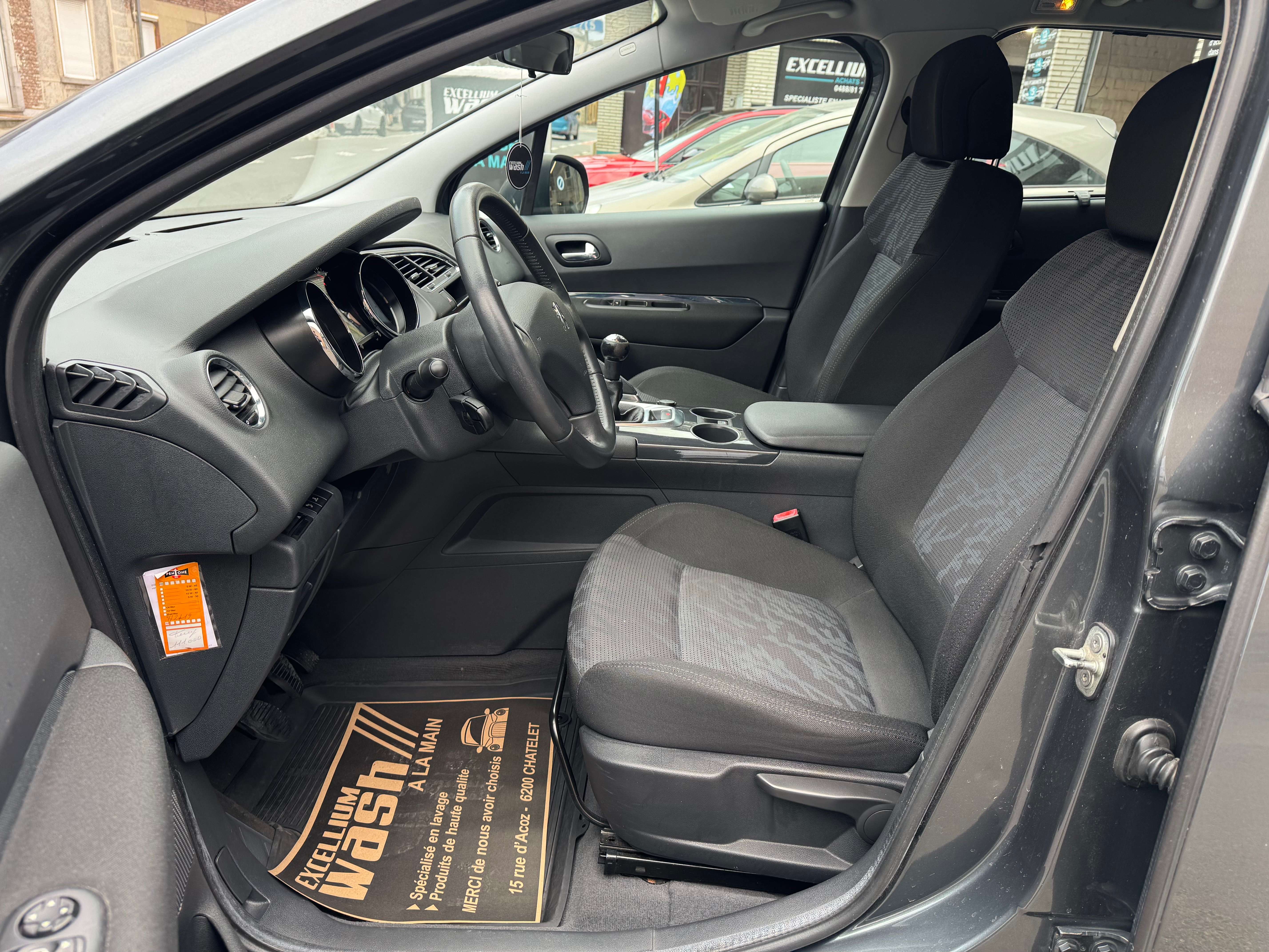 Peugeot 3008 1.6i Toit Pano Airco Reglt Vts Carnet Euro5 tres Propre Garantie