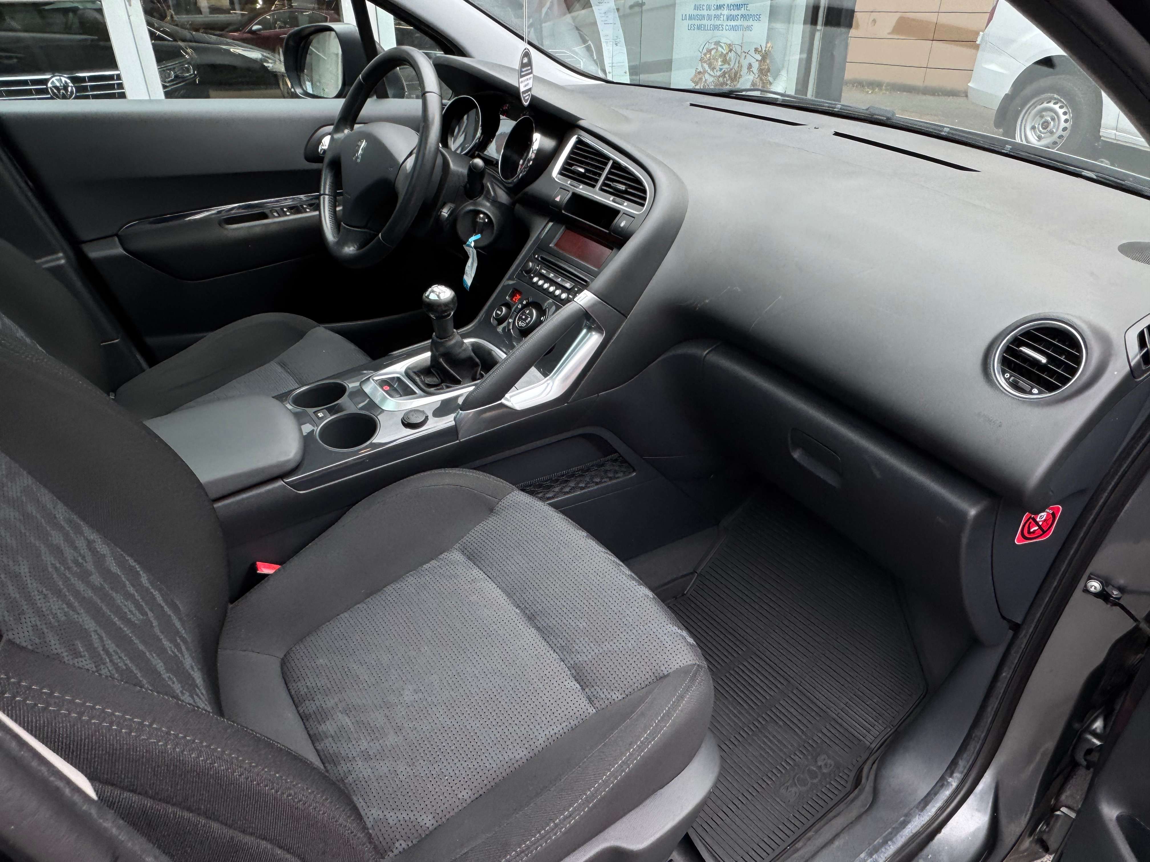 Peugeot 3008 1.6i Toit Pano Airco Reglt Vts Carnet Euro5 tres Propre Garantie