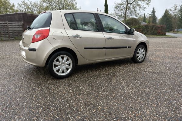 Renault Clio III (2) 1.5 DCI 70 DYNAMIQUE 5P
