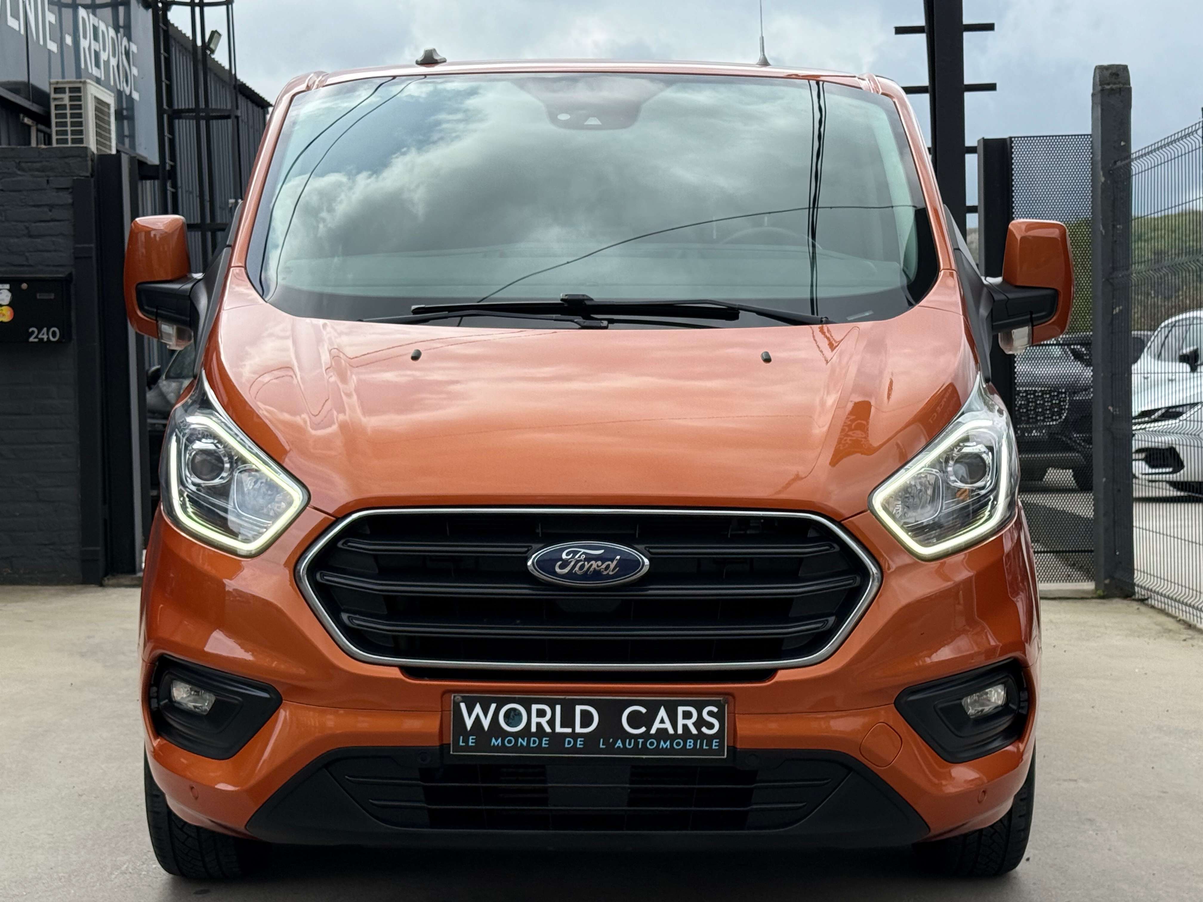 Ford Transit Custom 2.0 TDCi L2H1 170CV LONG CHASSIS - TVAC*BTWIN BOITE AUTO - BLIS - LINE ASS. - NAVIGATION - CAMERA - FULL OPTION