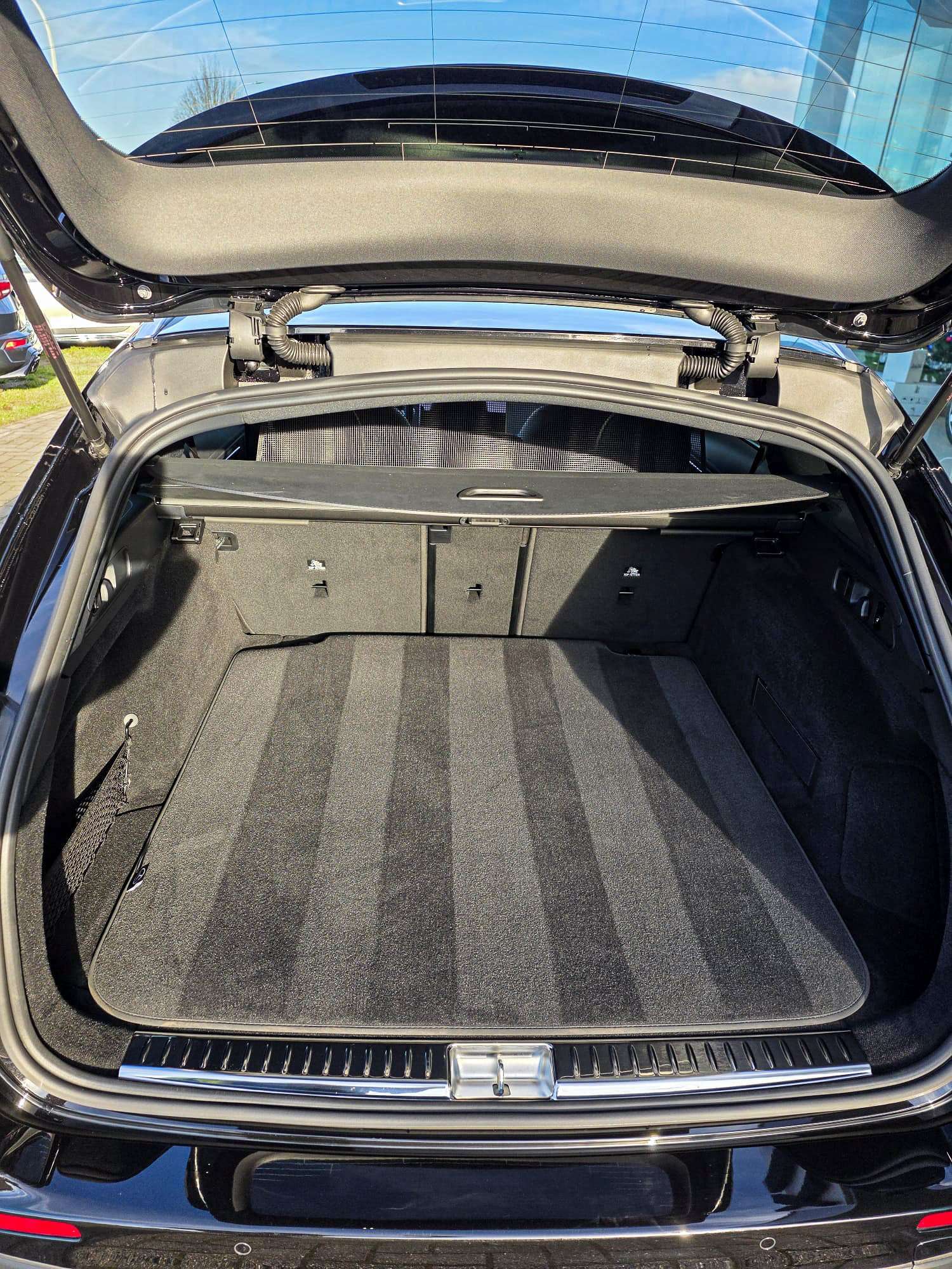 Mercedes-Benz E 200 Hybrid AMG Adv/Burmester/Camera/Keyless/20m Gar