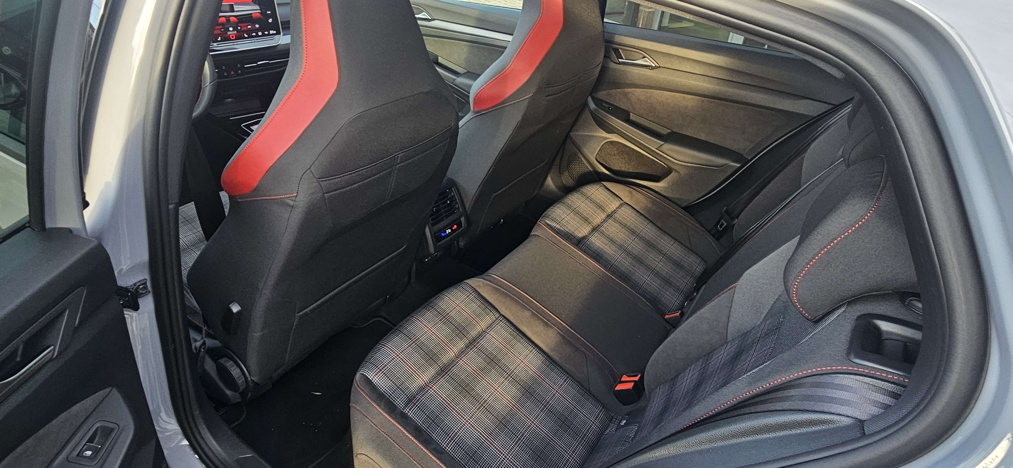 Volkswagen Golf GTI *Blackstyle* DCC, PANO, 19", ...