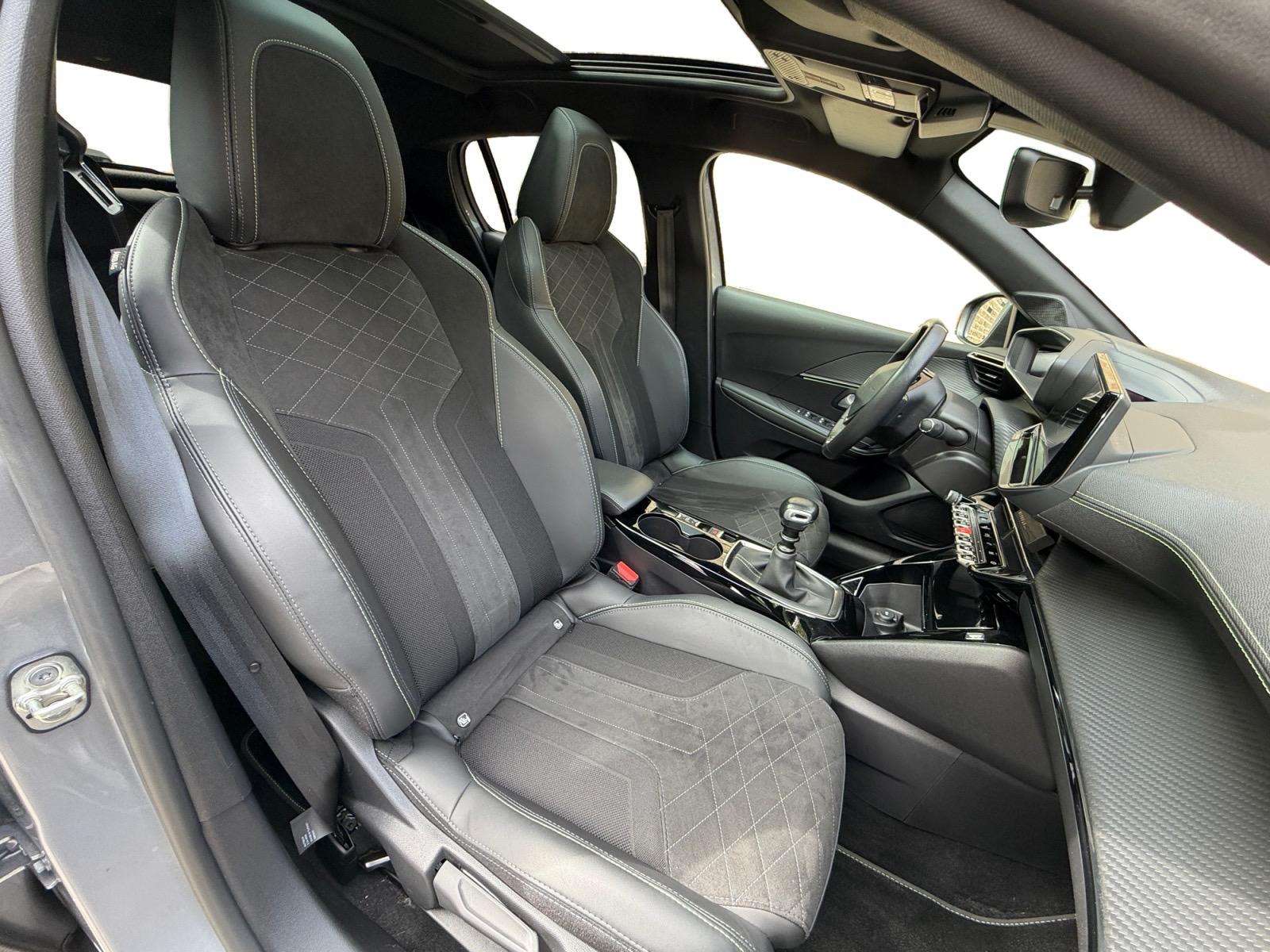 Peugeot 208 Garantie 12 mois Peugeot • Carnet complet Peugeot • Toit panoramique • Véhicule belge