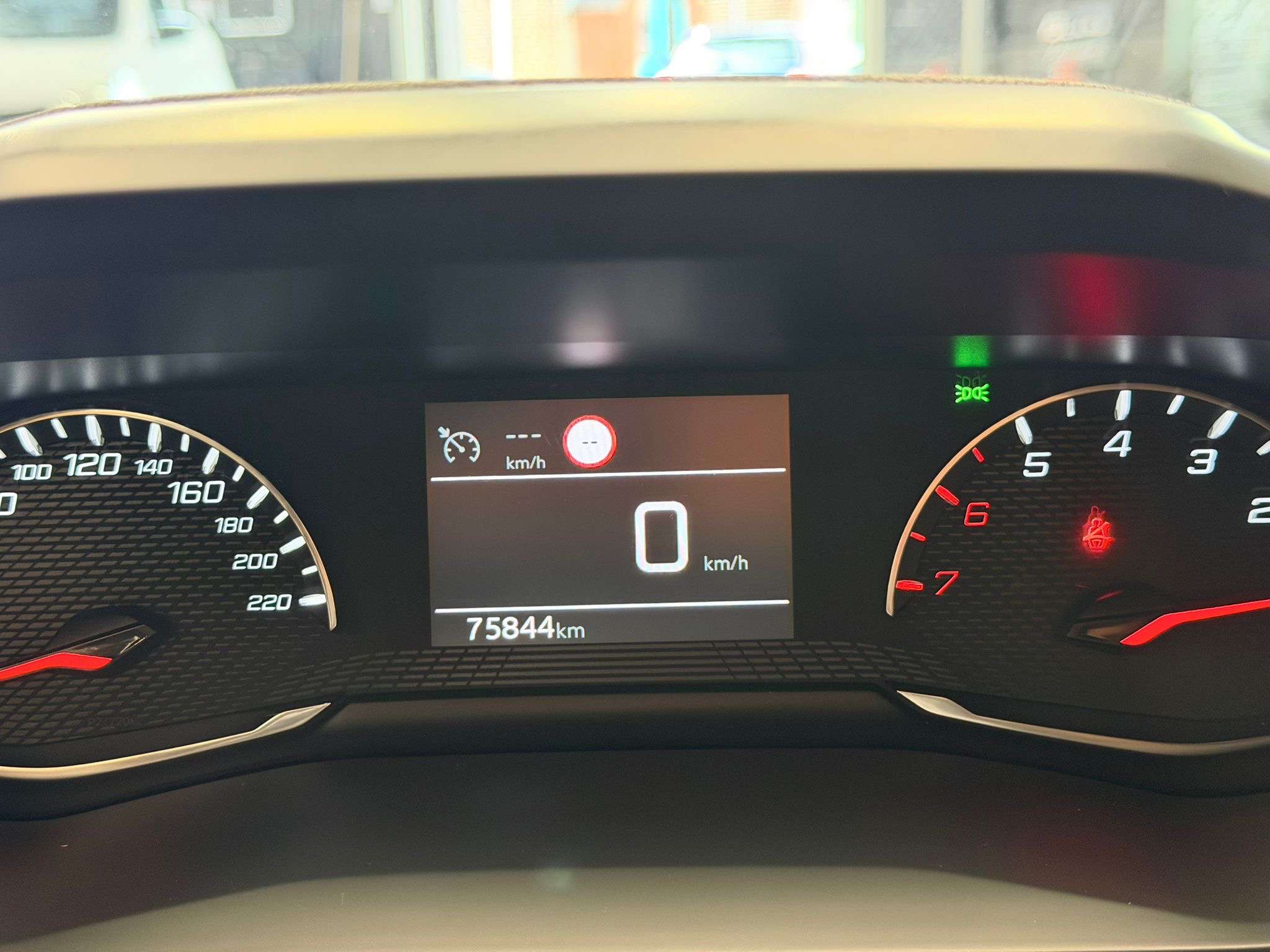 Peugeot 208 1.2i * SPORT * GARANTIE 12 MOIS * 1ER PROP *