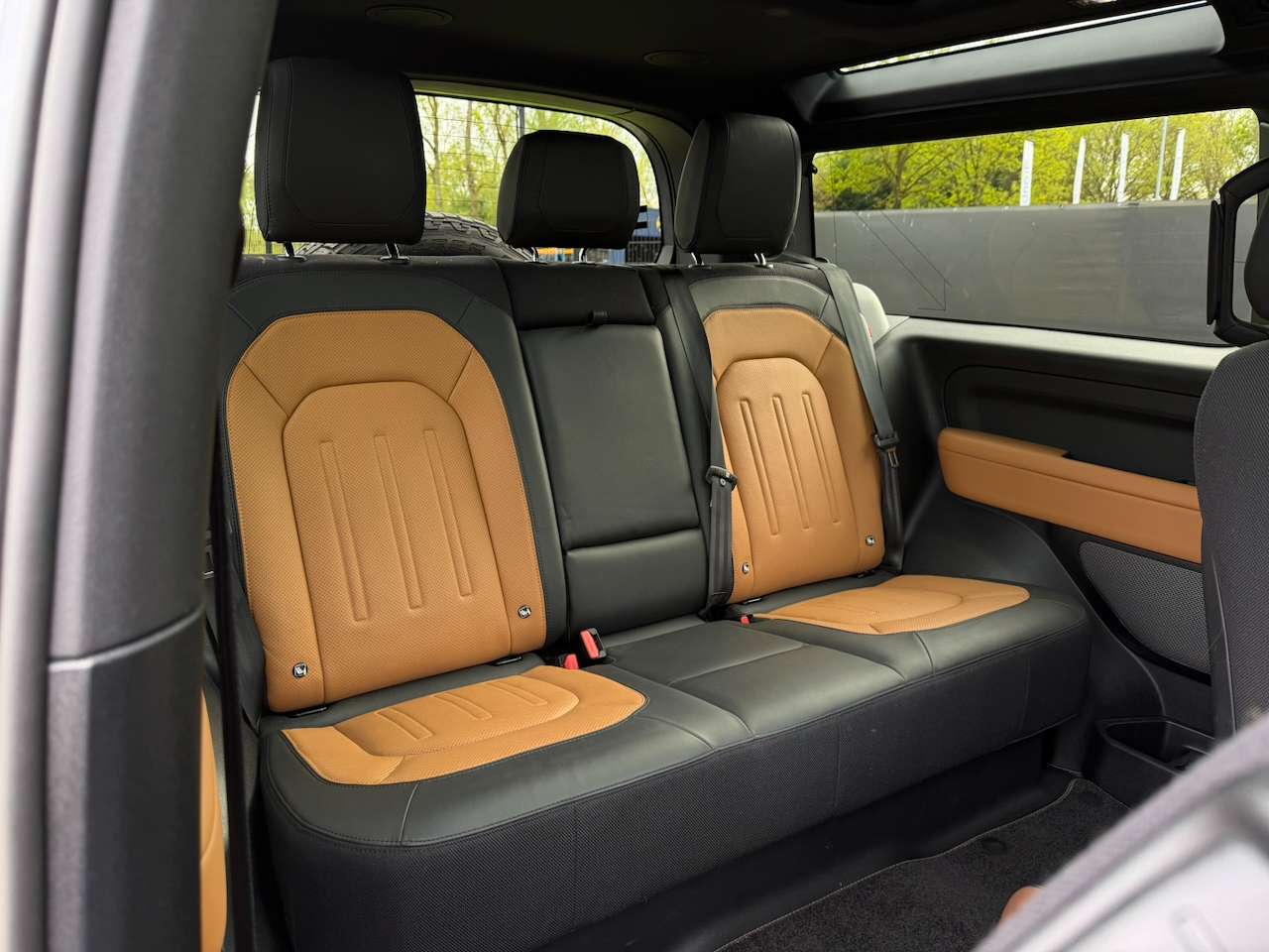 Land Rover Defender P300 KAHN PANO MERIDIAN 360°CAM VERWAMD EN GEVENTILEERD LEDER