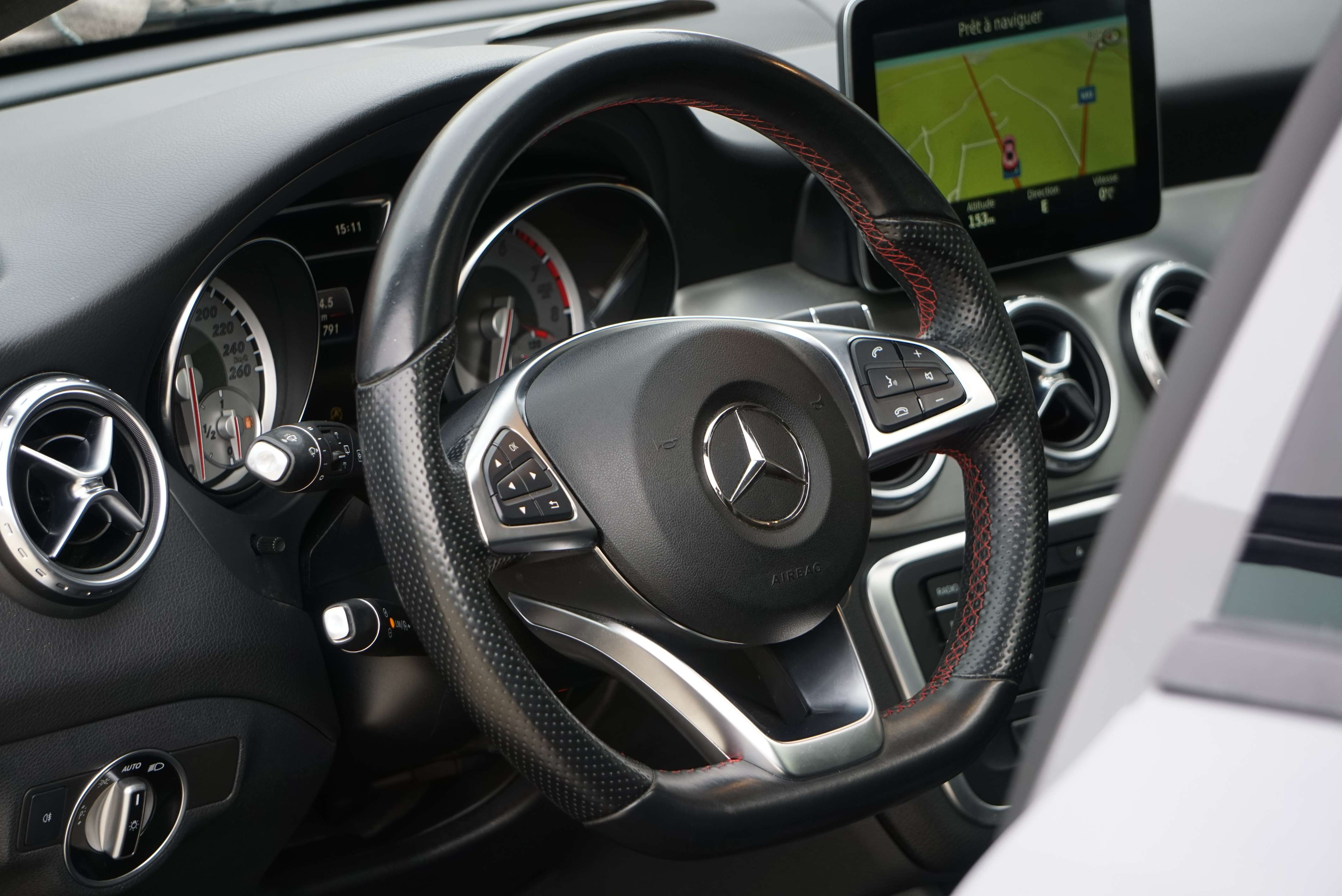 Mercedes-Benz GLA 180 ESSENCE PACK AMG 6B BOITE-AUTO 1er MAIN TOIT-PANO