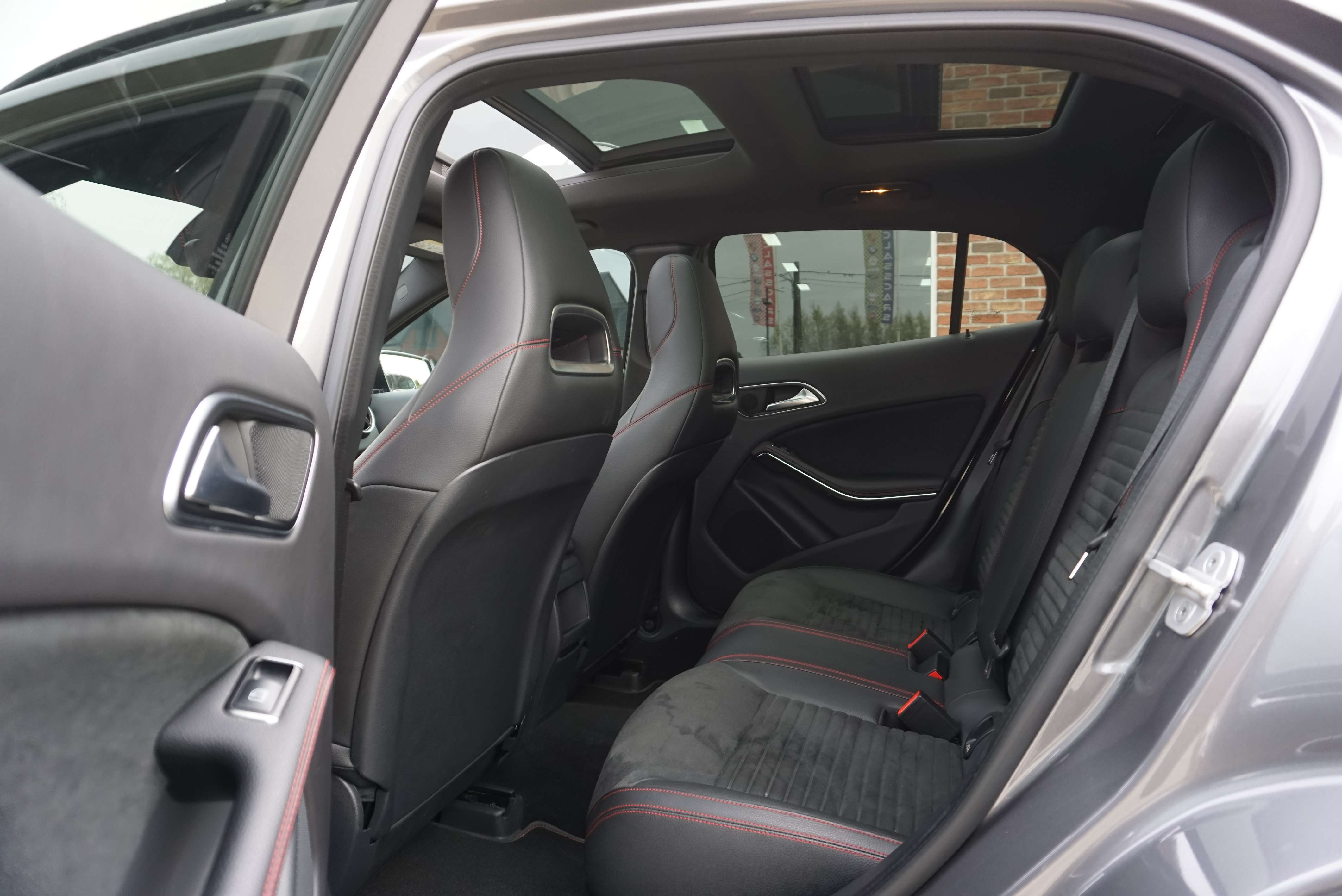 Mercedes-Benz GLA 180 ESSENCE PACK AMG 6B BOITE-AUTO 1er MAIN TOIT-PANO