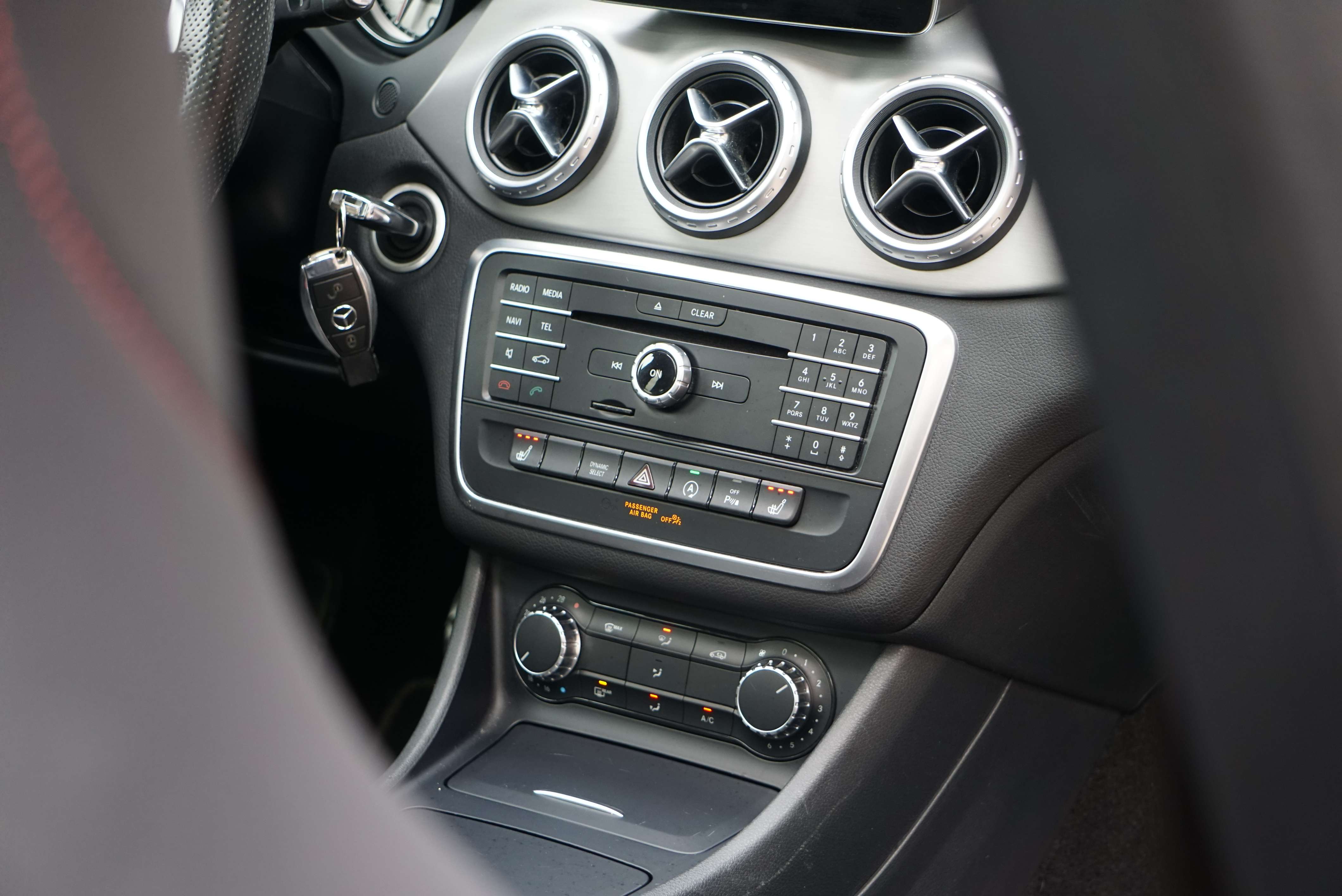 Mercedes-Benz GLA 180 ESSENCE PACK AMG 6B BOITE-AUTO 1er MAIN TOIT-PANO
