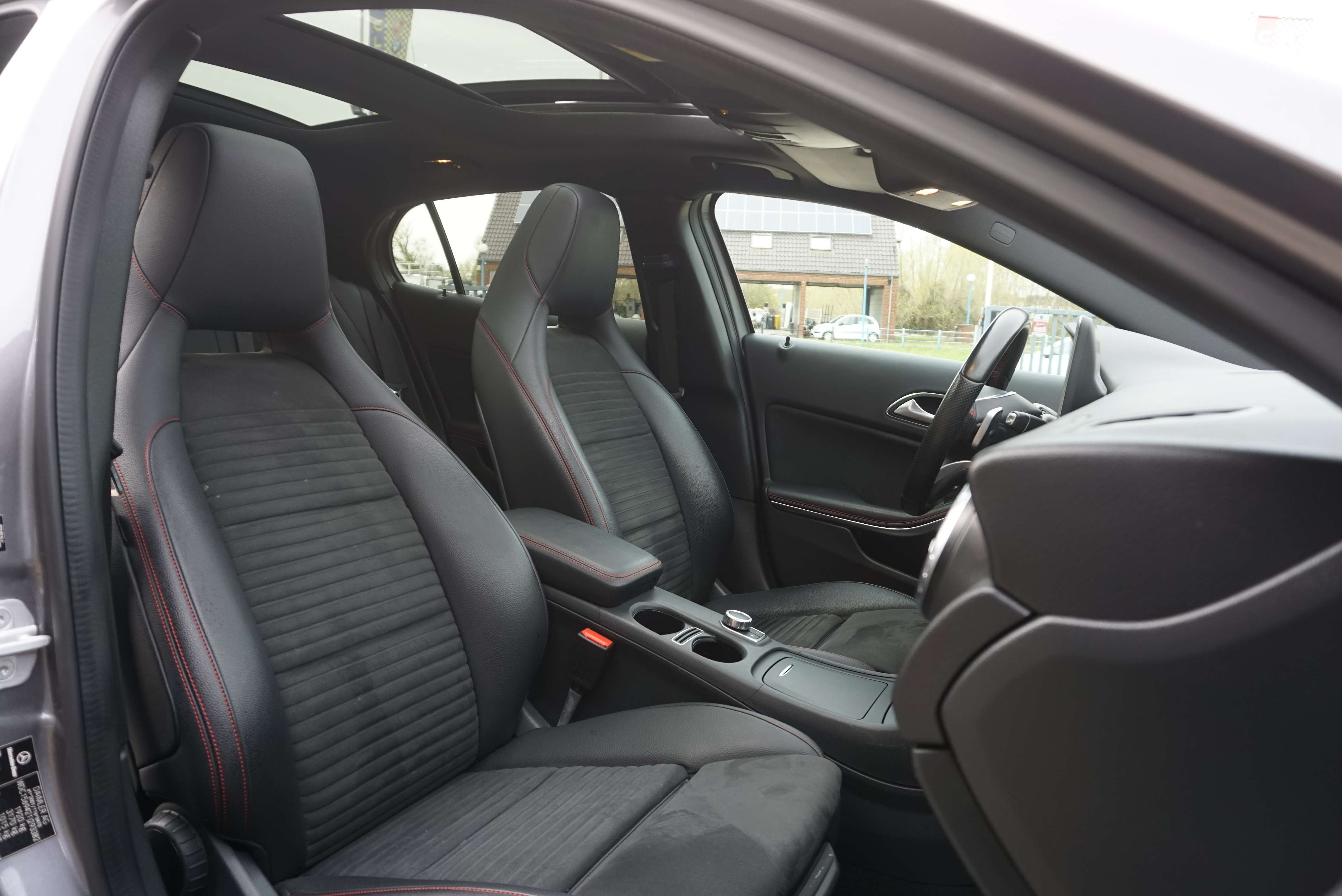 Mercedes-Benz GLA 180 ESSENCE PACK AMG 6B BOITE-AUTO 1er MAIN TOIT-PANO