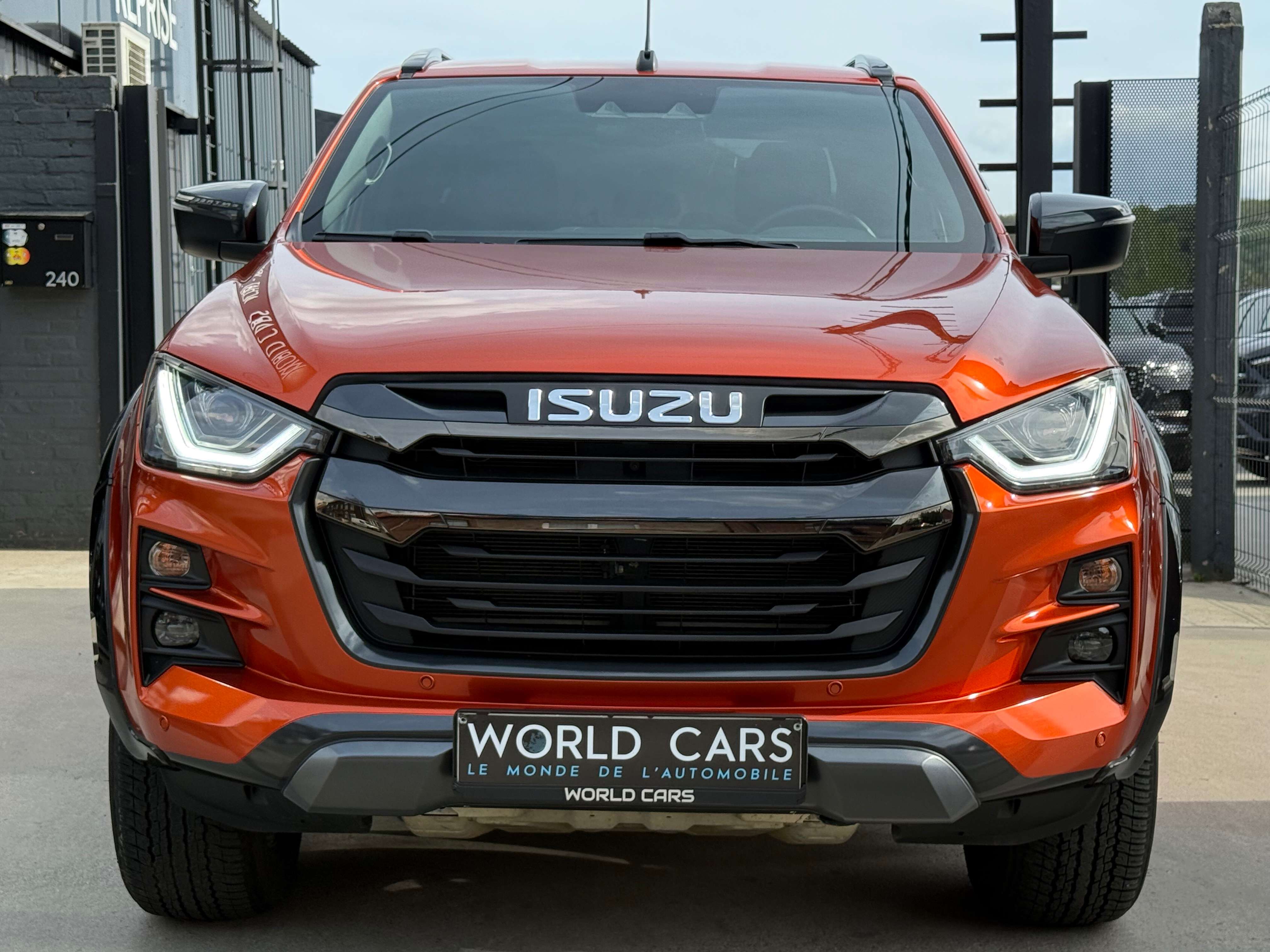 Isuzu D-Max 1.9 Turbo D 4WD V-CROSS - KEYLESS - CAMERA - ANGLE MORT - LINE ASS - DISTRONIC - FULL OPTION - GARANTIE CONSTRUCTEUR 2029