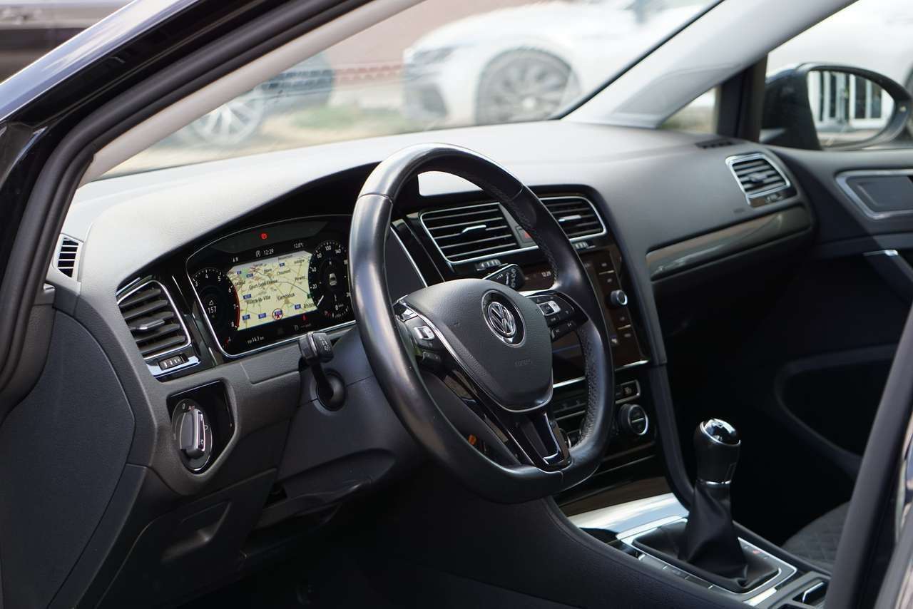 Volkswagen Golf 1.0 TSI R-LINE COCKPIT NAVI DISTRONIC CAM PDC 6d-T