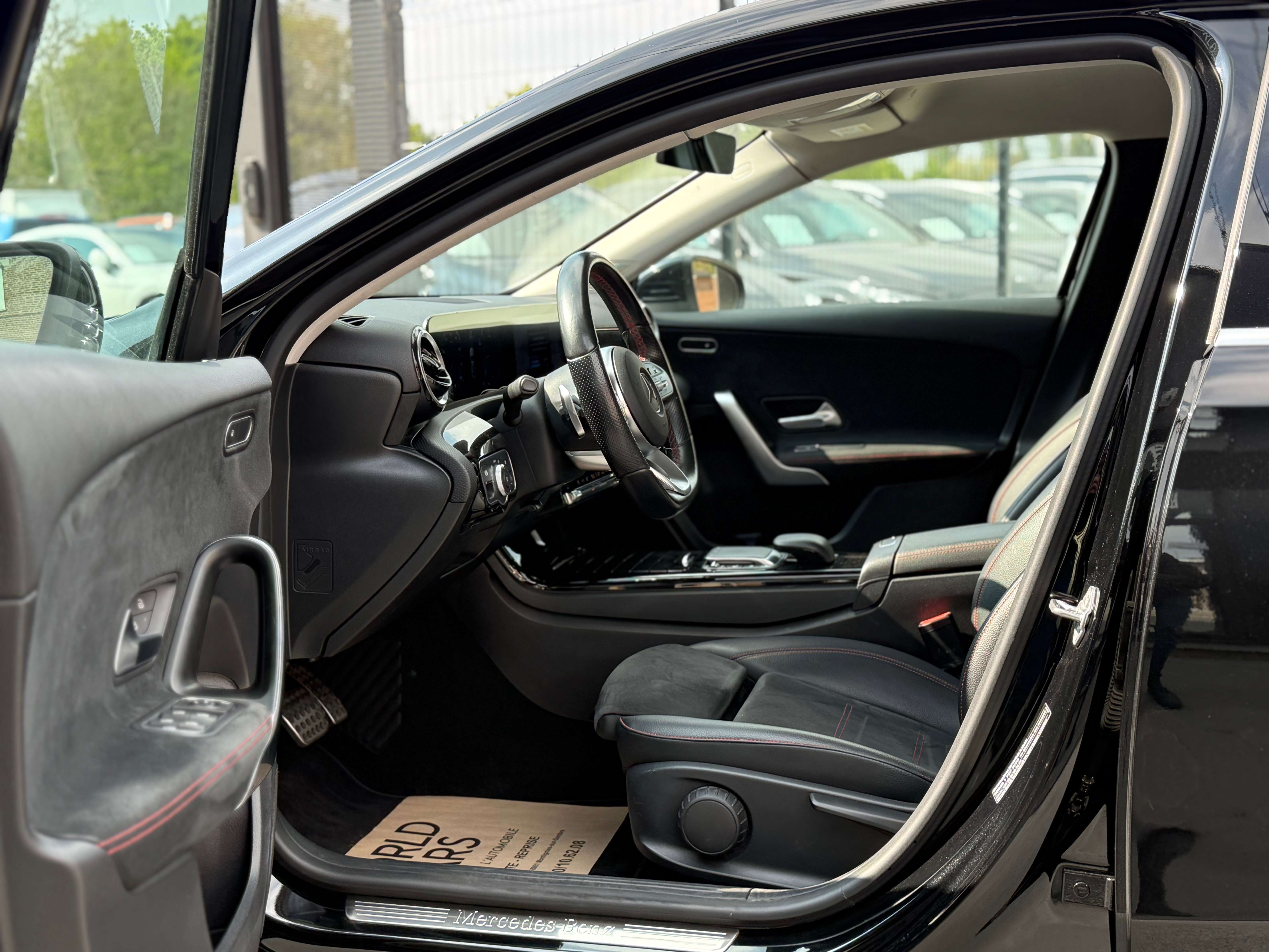 Mercedes-Benz A 200 d PACK AMG - COCKPIT - LINE ASS. - PARK ASS. - CAMERA - NAVI - FULL OPTION