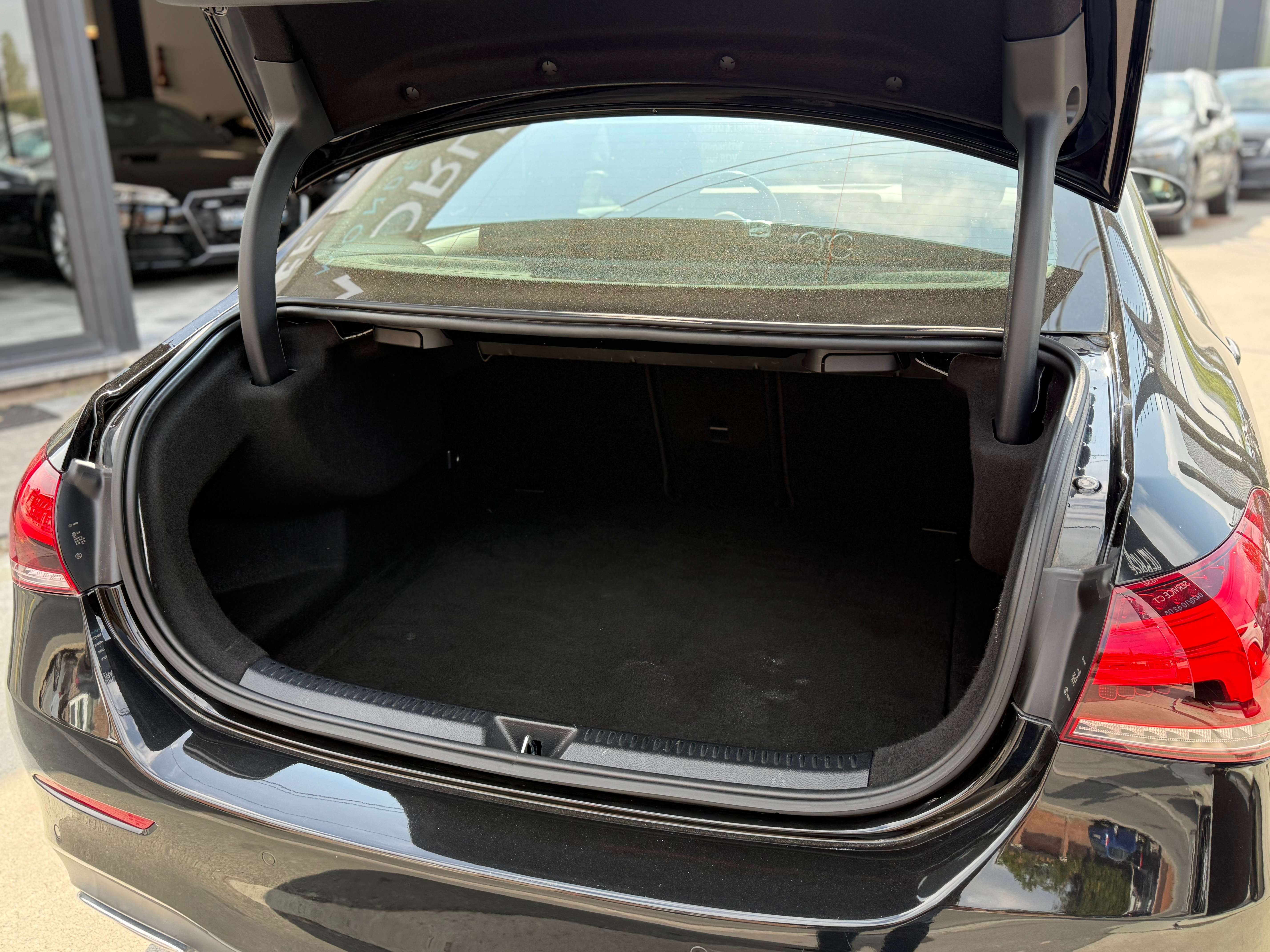 Mercedes-Benz A 200 d PACK AMG - COCKPIT - LINE ASS. - PARK ASS. - CAMERA - NAVI - FULL OPTION