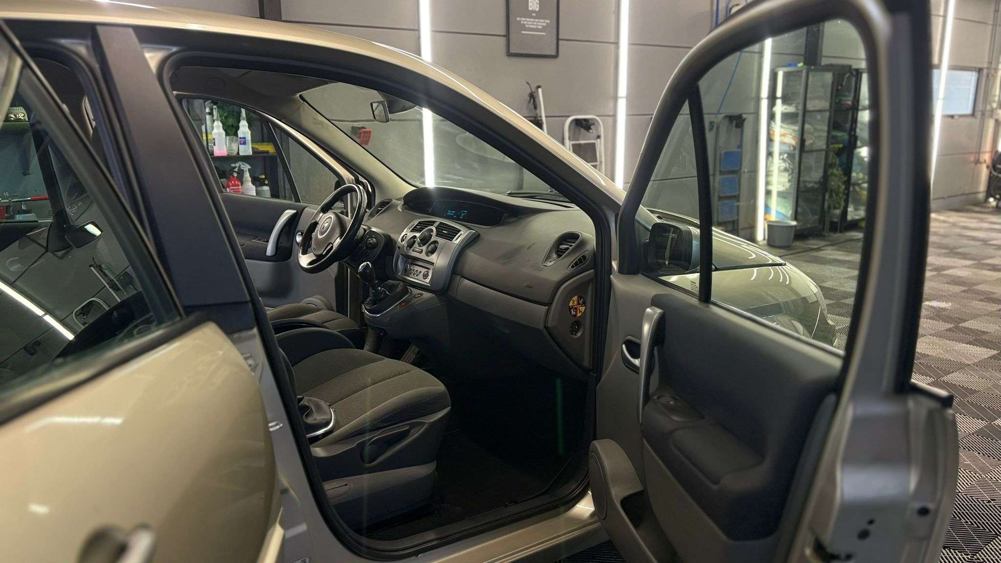 Renault Megane MEGANE SCENIC 1.6l BENZINE Bj.2009