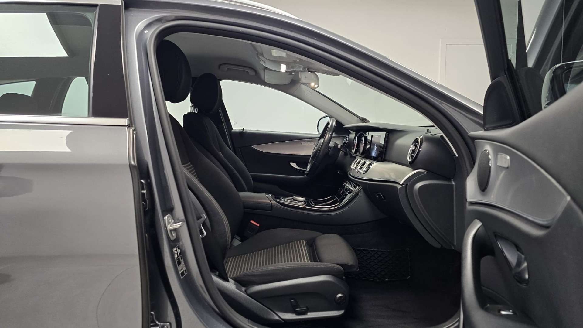 Mercedes-Benz E 200 GPS**Automatique**Siege Chauffant/Ventilé