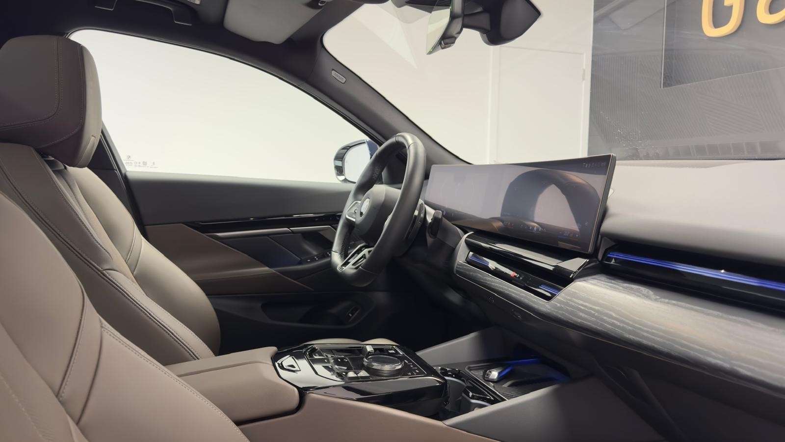 BMW 520 520iA*NEW MOD*PACK M*GPS+CAMERA*TOIT-PANO*GARANTIE