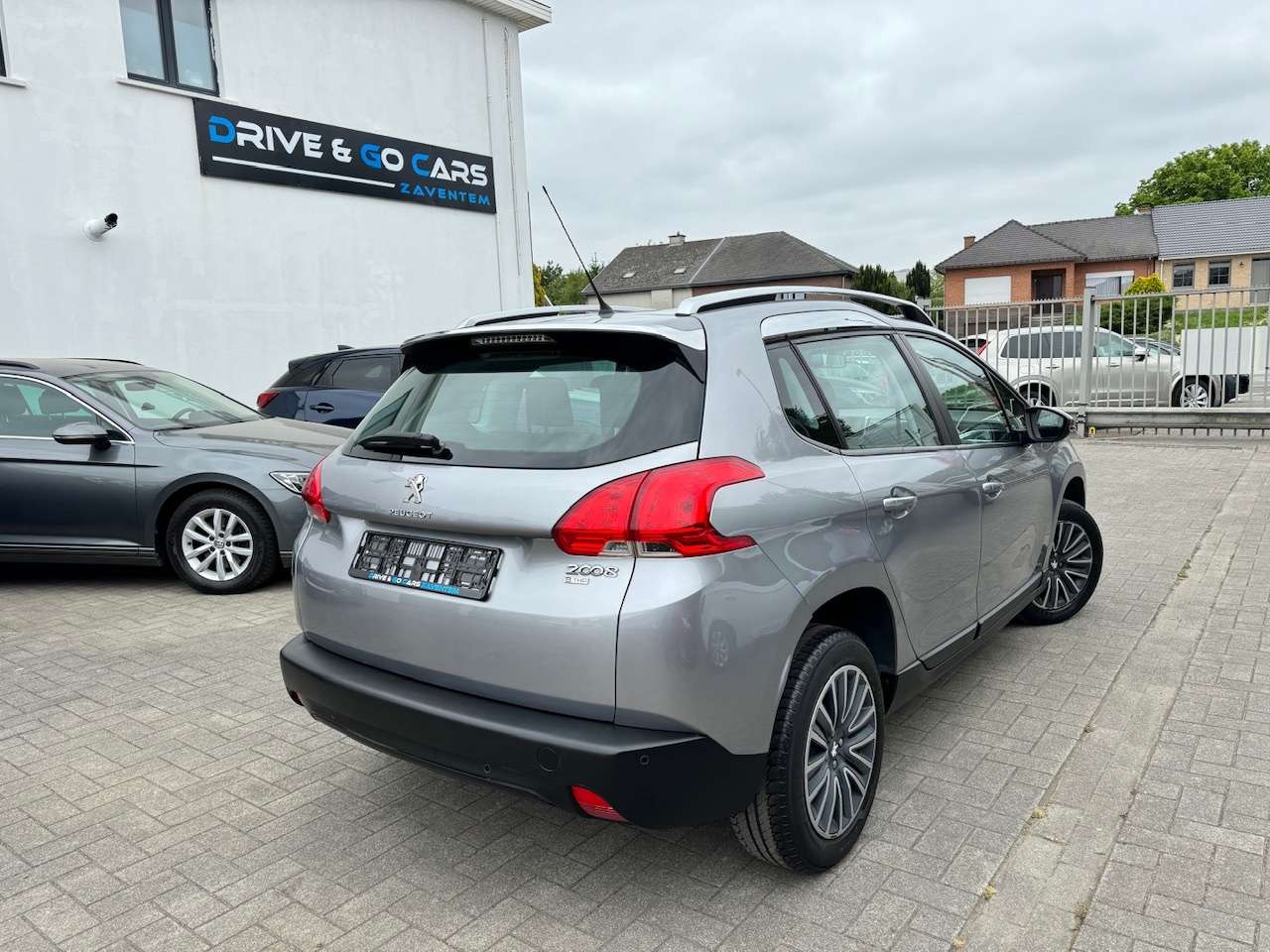 Peugeot 2008 1.2i e-THP Allure - Airco ** 1 JAAR GARANTIE **