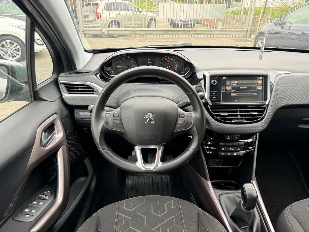 Peugeot 2008 1.2i e-THP Allure - Airco ** 1 JAAR GARANTIE **