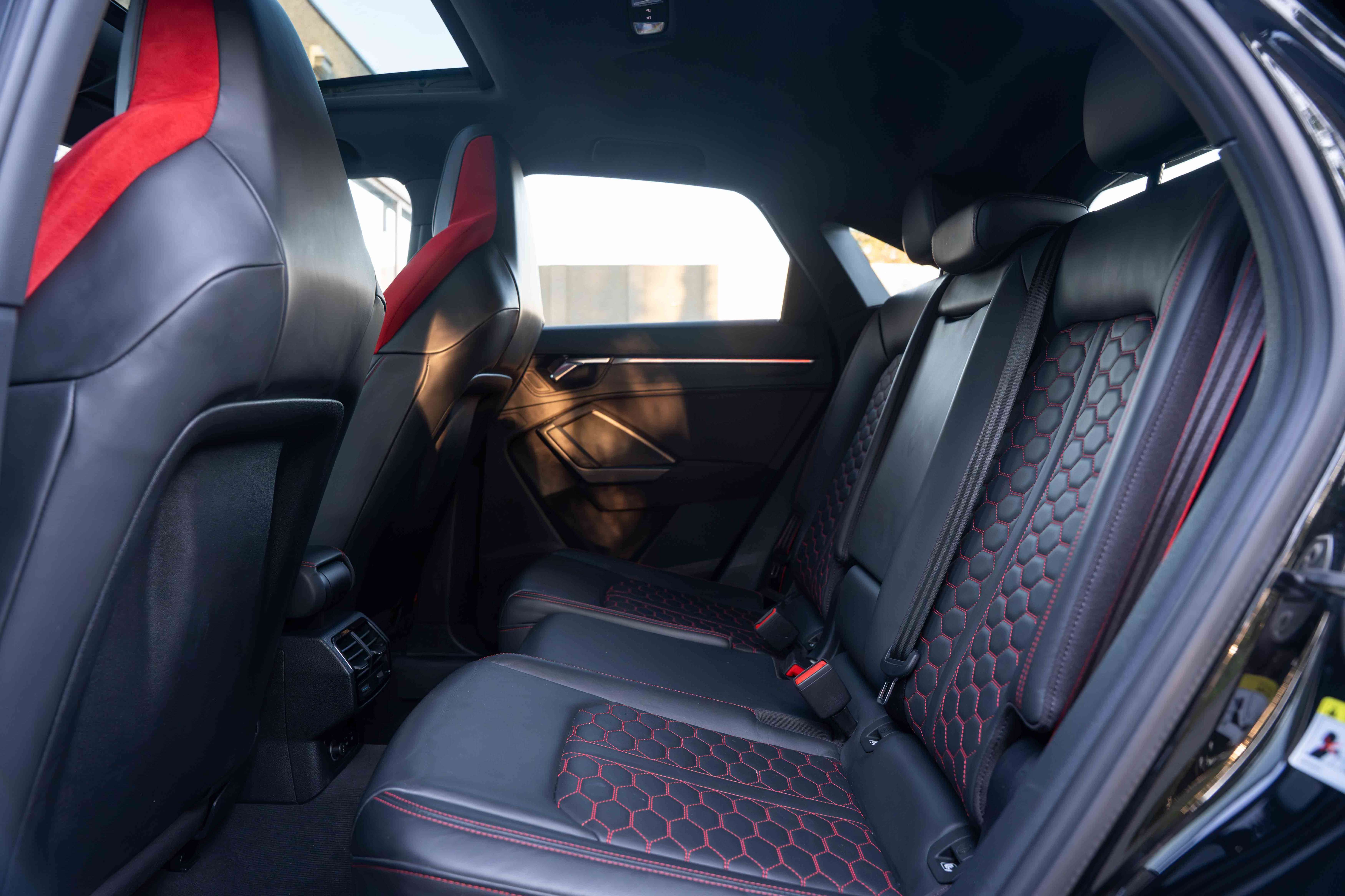 Audi RS Q3 Sportback 2.5 TFSI MATRIX/PANO/MAXTON/SONOS3D/AMBIENTE/360°/CARPLAY
