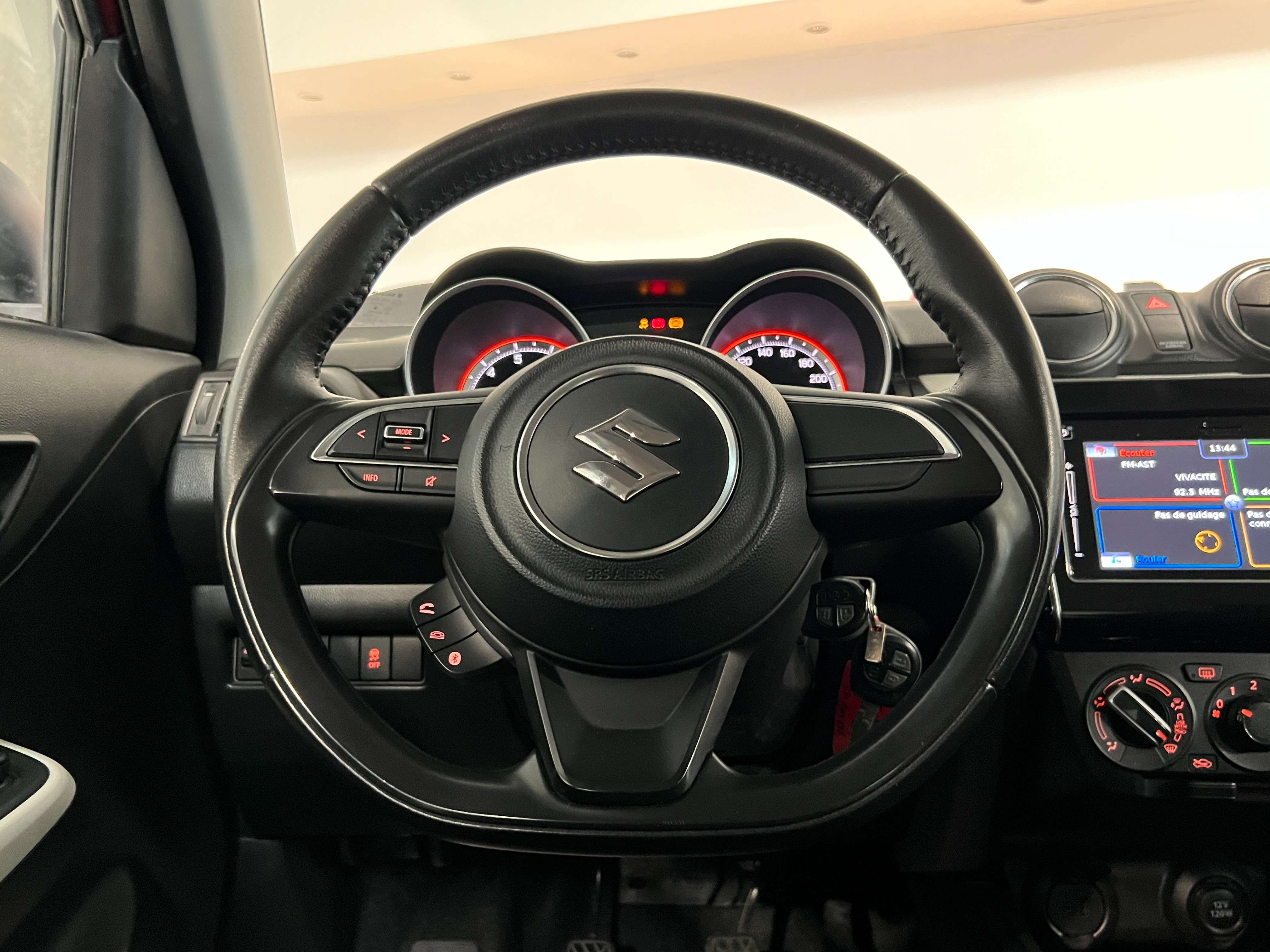 Suzuki Swift Swift 1.2 ESSENCE /CLIM/GPS/CAMERA DE RECULE/BLUETOOTH..