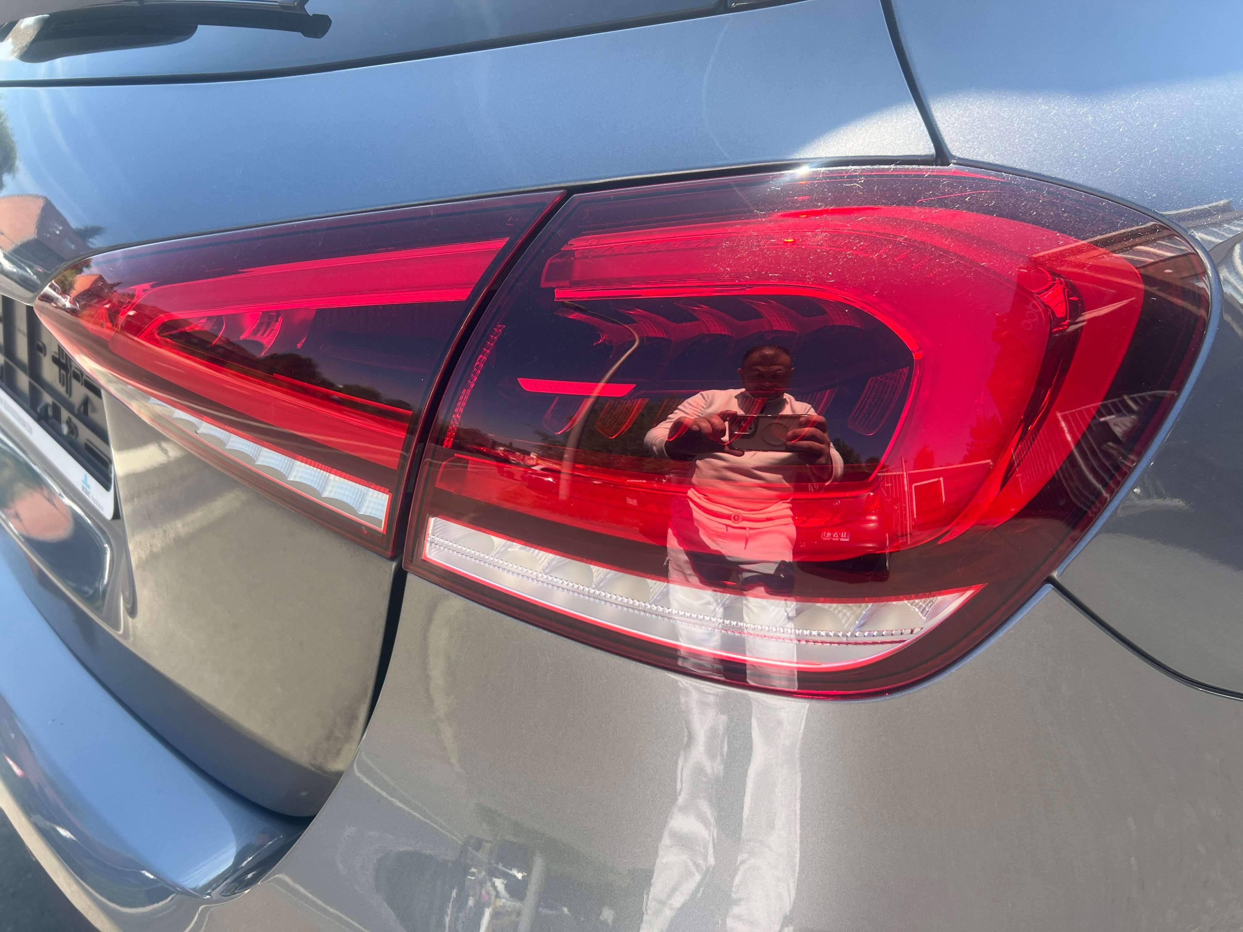Mercedes-Benz A 180 AMG Line } 2035 FULL 1er PROPRIO CRÉDIT 100% GARANTIE COMME NEUVE