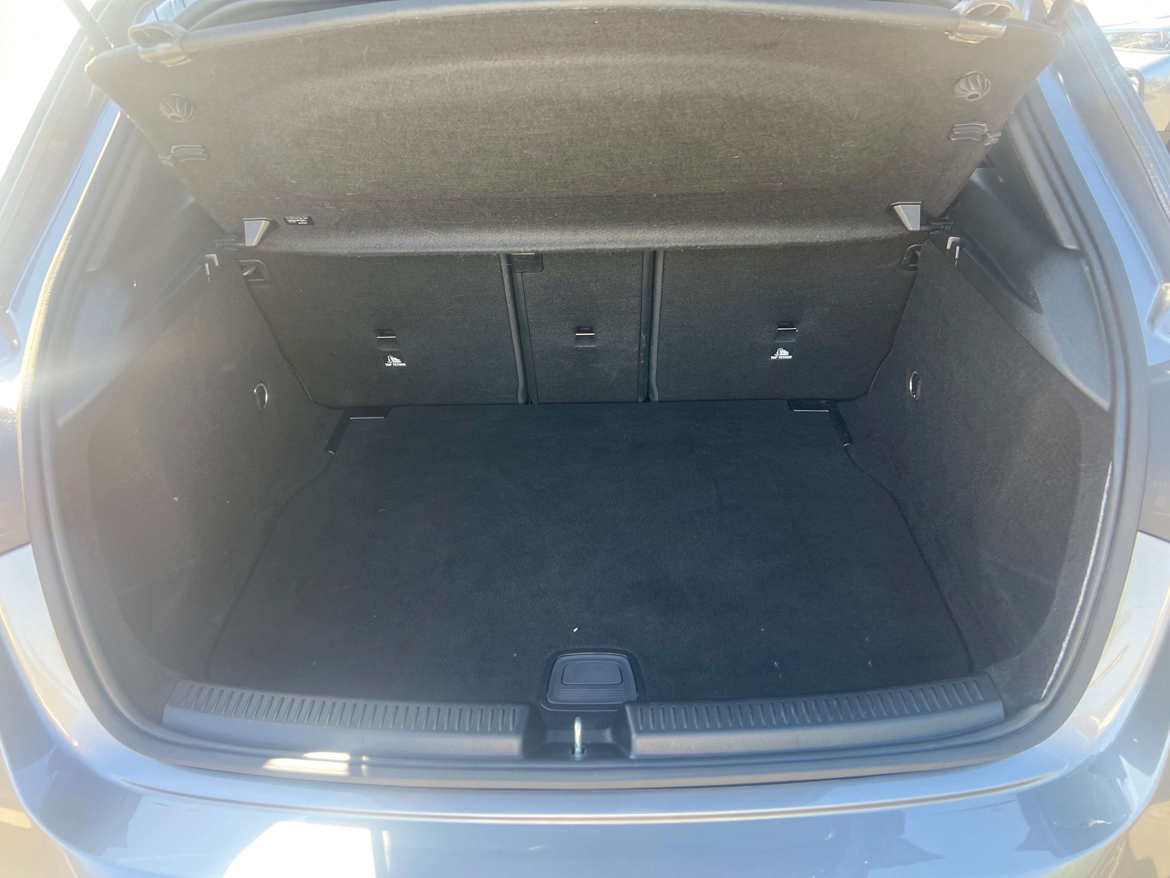 Mercedes-Benz A 180 AMG Line } 2035 FULL 1er PROPRIO CRÉDIT 100% GARANTIE COMME NEUVE