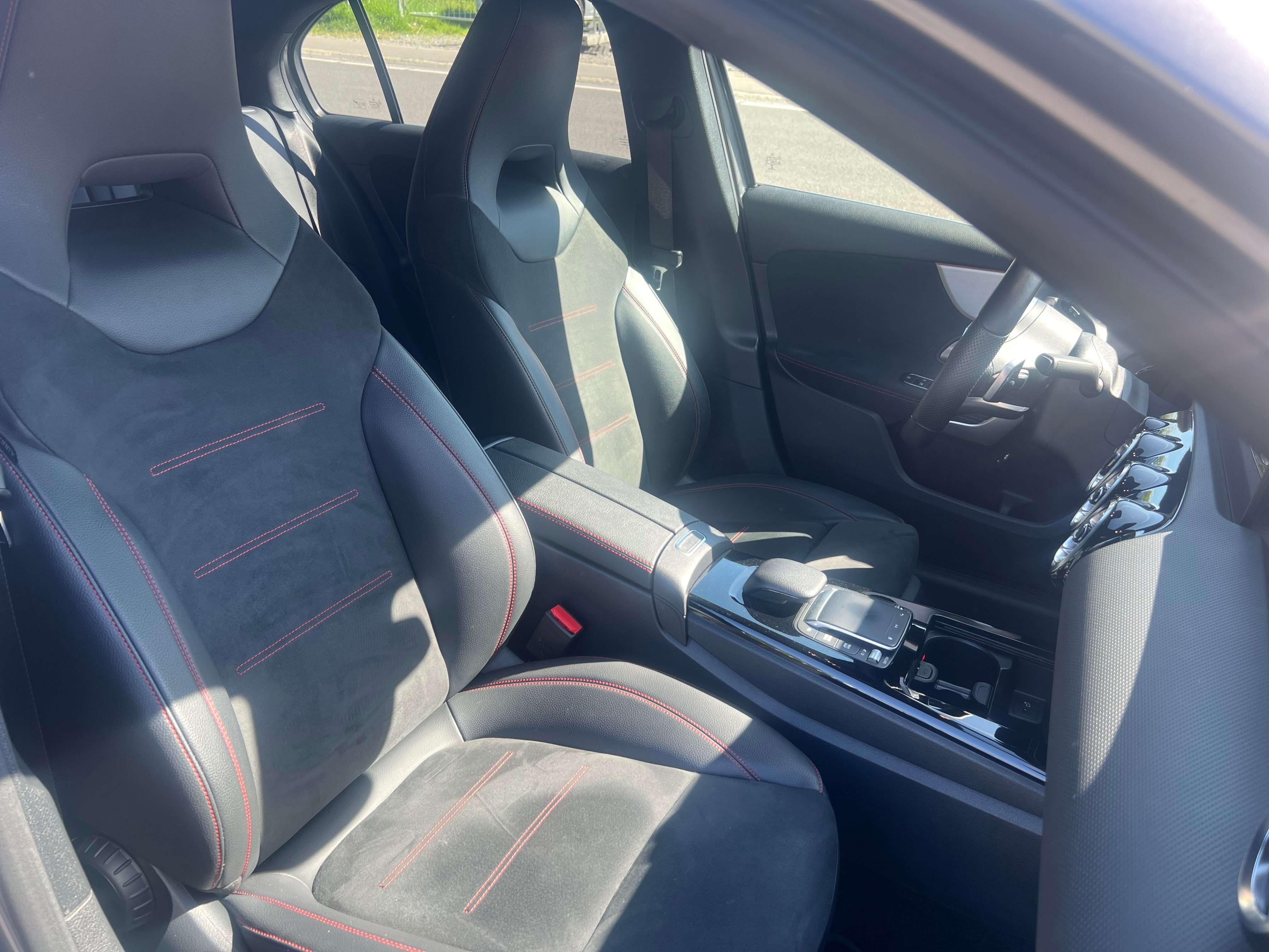 Mercedes-Benz A 180 AMG Line } 2035 FULL 1er PROPRIO CRÉDIT 100% GARANTIE COMME NEUVE