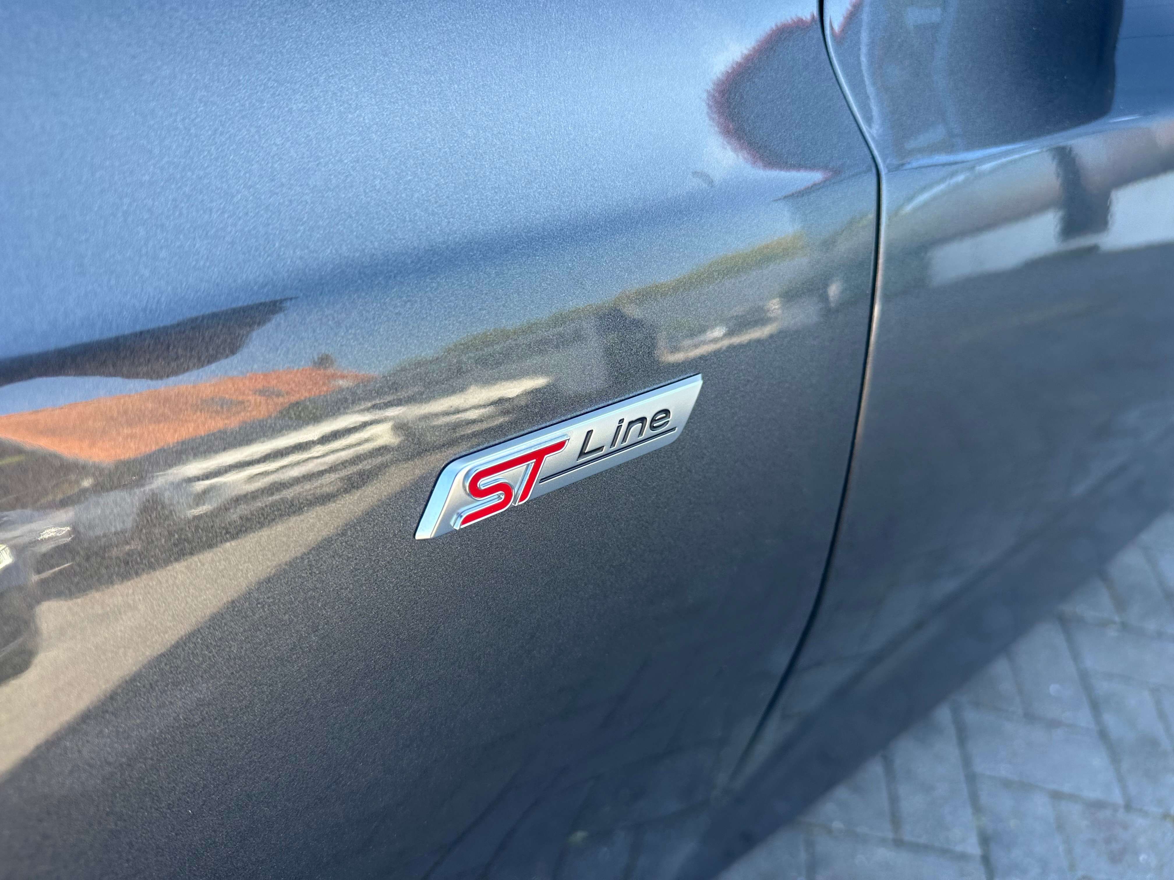 Ford Focus 1.0 EcoBoost MHEV ST-Line Design Black Pack