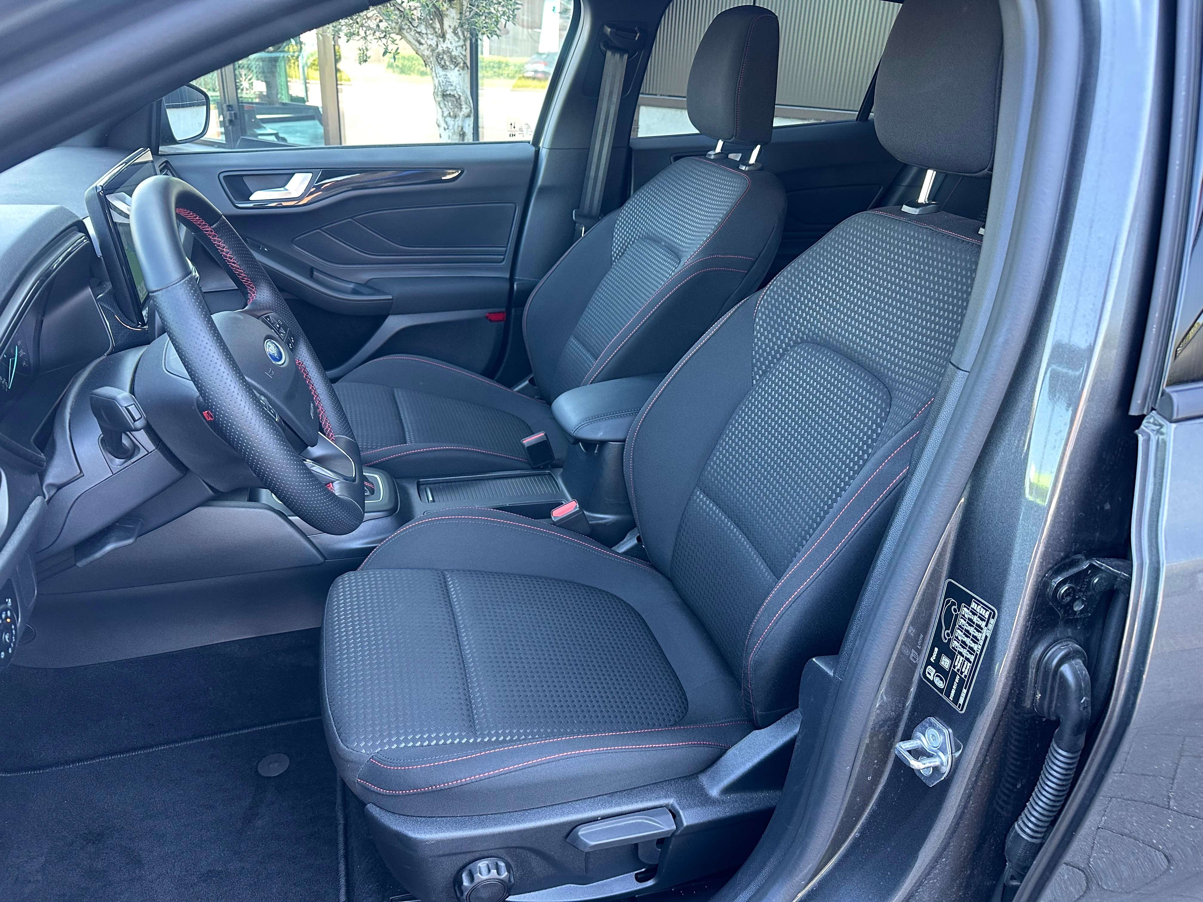 Ford Focus 1.0 EcoBoost MHEV ST-Line Design Black Pack