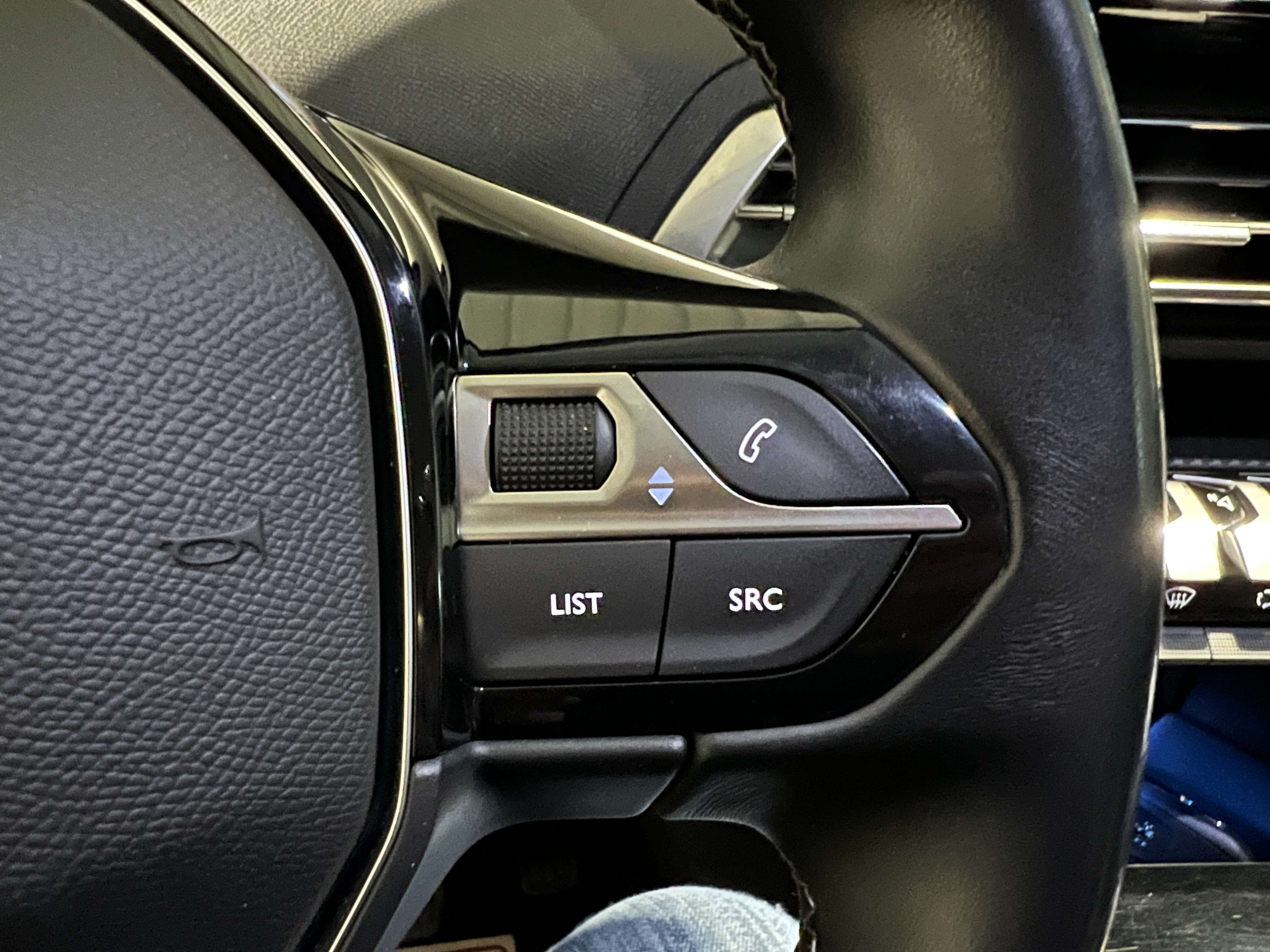 Peugeot 3008 1.2i Allure/GPS/FULL LED/ CARPLAY/PDC AV+ARR+CAM/