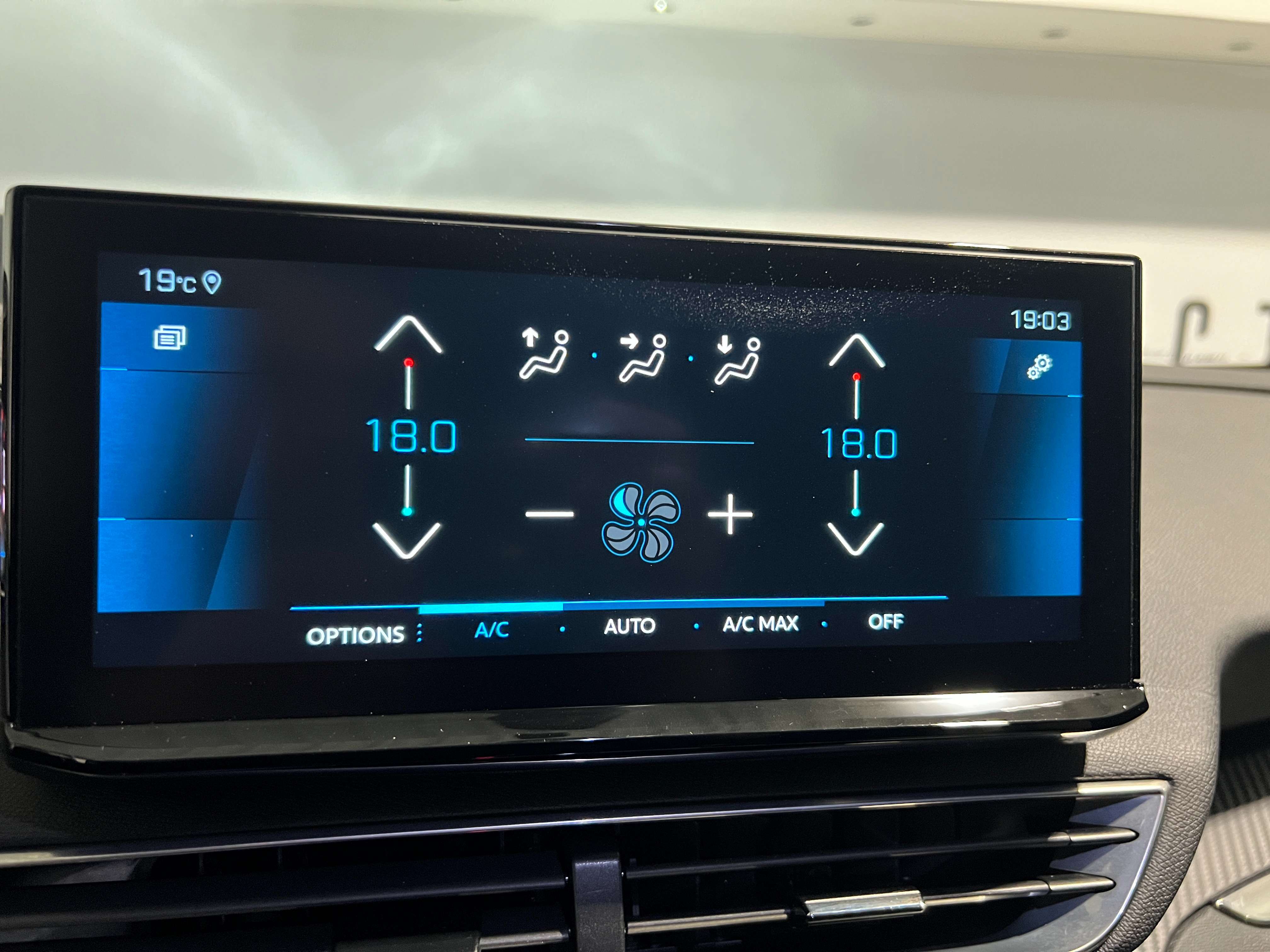 Peugeot 3008 1.2i Allure/GPS/FULL LED/ CARPLAY/PDC AV+ARR+CAM/