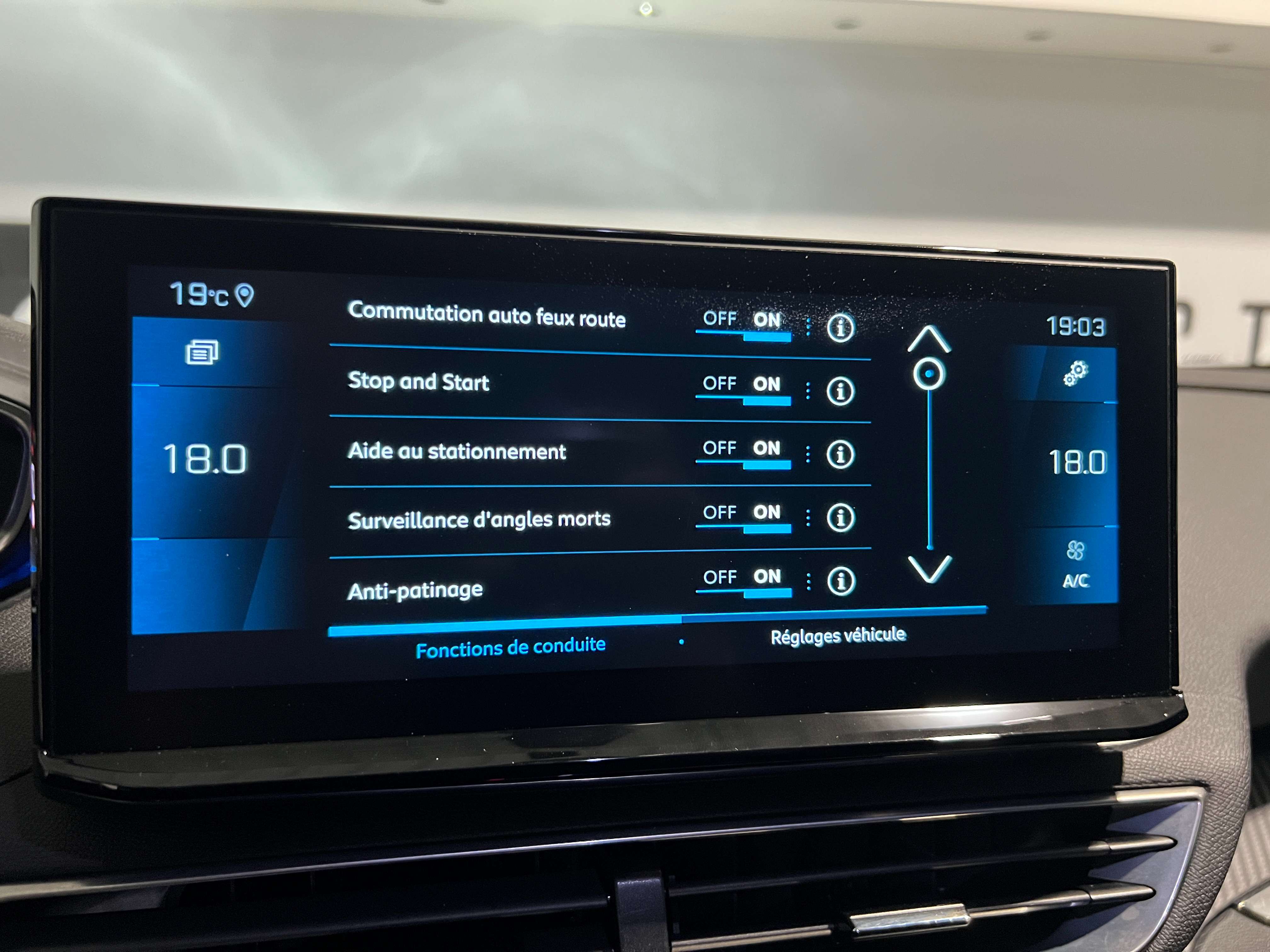 Peugeot 3008 1.2i Allure/GPS/FULL LED/ CARPLAY/PDC AV+ARR+CAM/