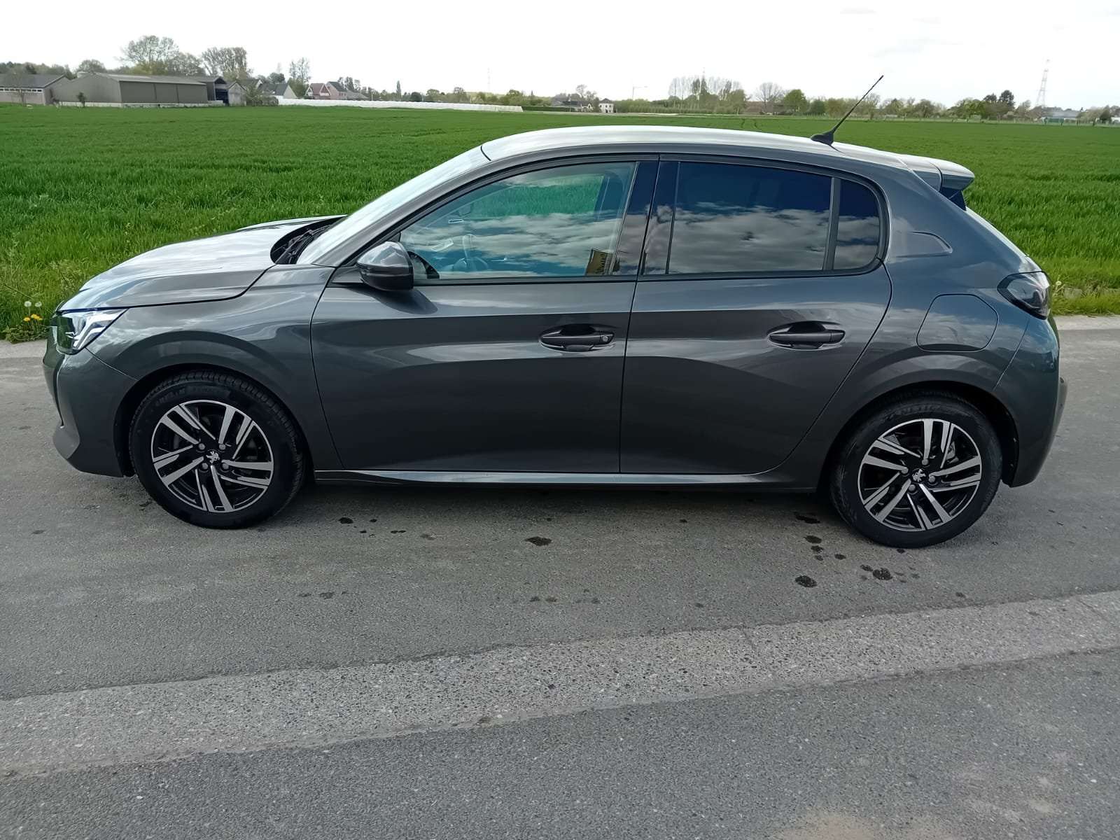 Peugeot 208 208 1.2i Allure - 1 jr garantie
