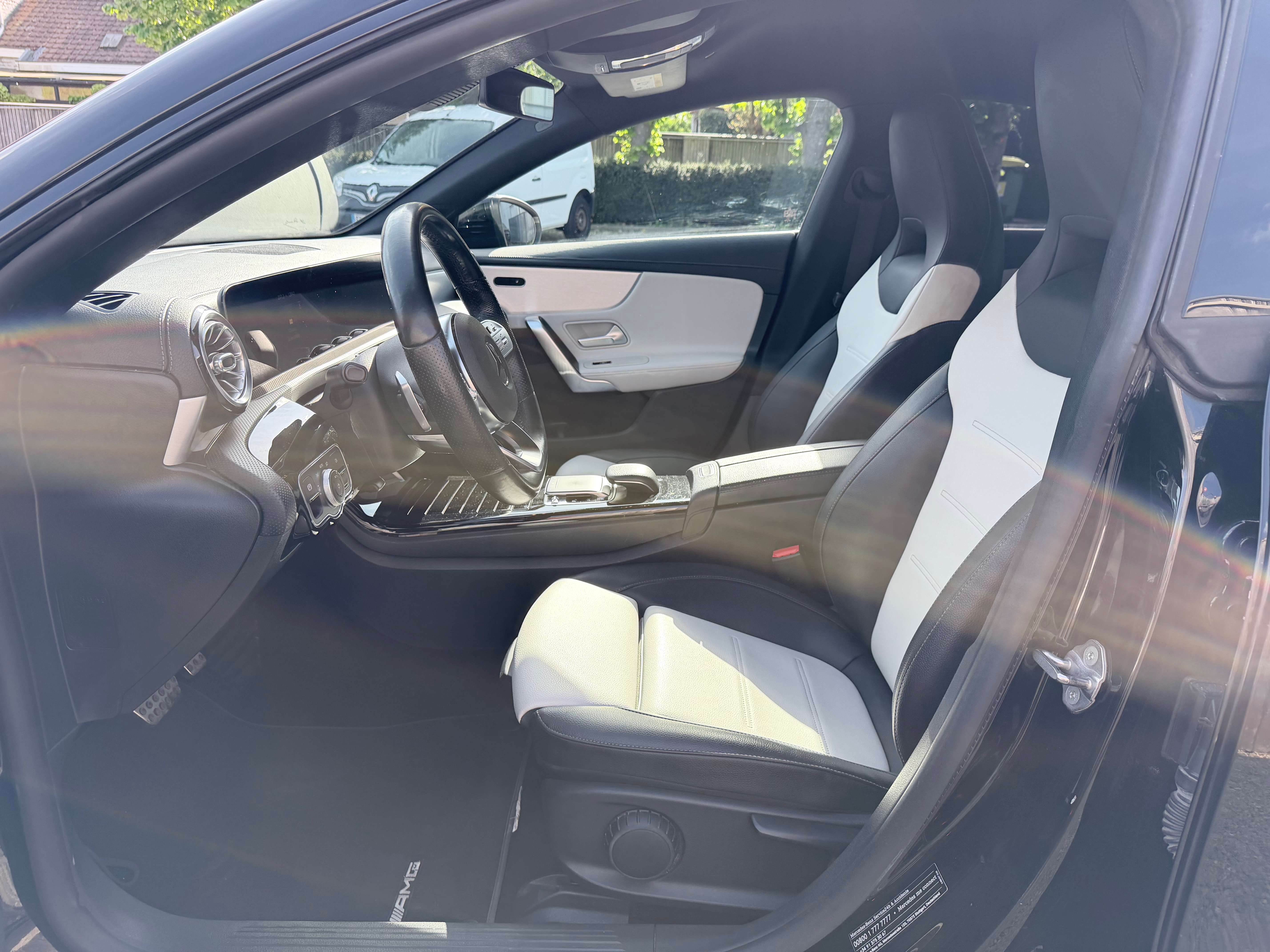 Mercedes-Benz CLA 180 AMG-LINE LEDER/CAM/LED/18"/CRUISE/ZETELVERW./AMBILIGHT